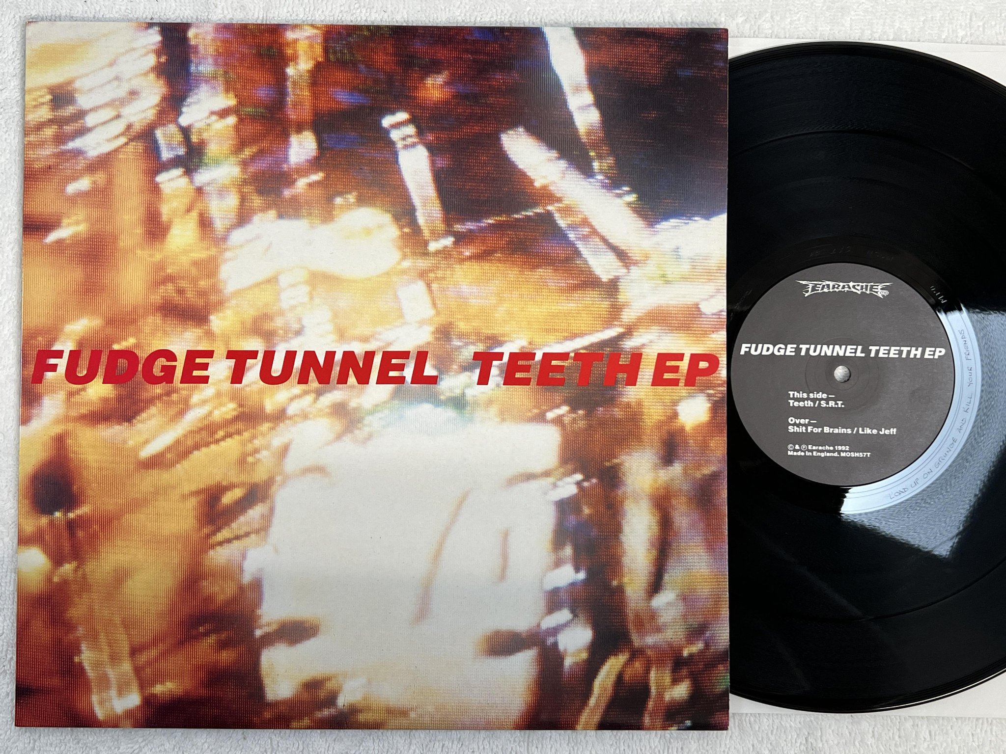 Omslagsbild för skivan FUDGE TUNNEL Teeth EP 12" -92 UK EARACHE MOSH 57T