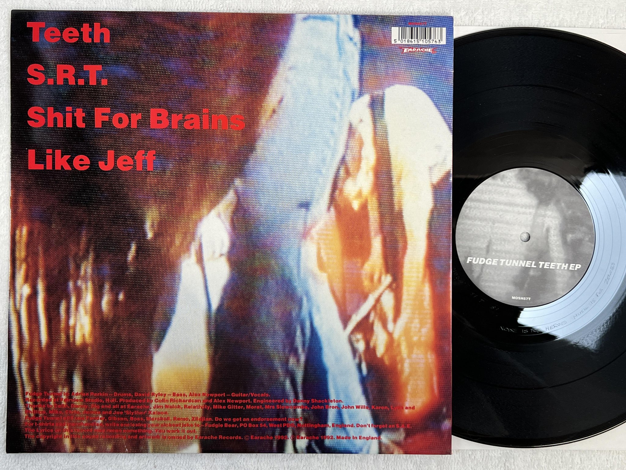 Omslagsbild för skivan FUDGE TUNNEL Teeth EP 12" -92 UK EARACHE MOSH 57T
