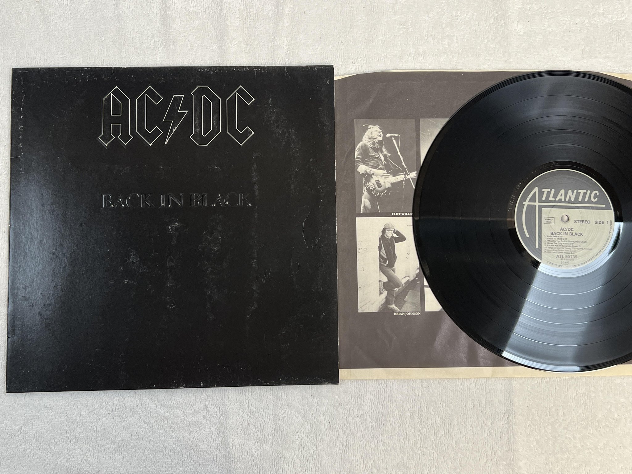 Omslagsbild för skivan AC/DC back in black LP -80 Ger ATLANTIC ATL 50735 ** embossed cover **