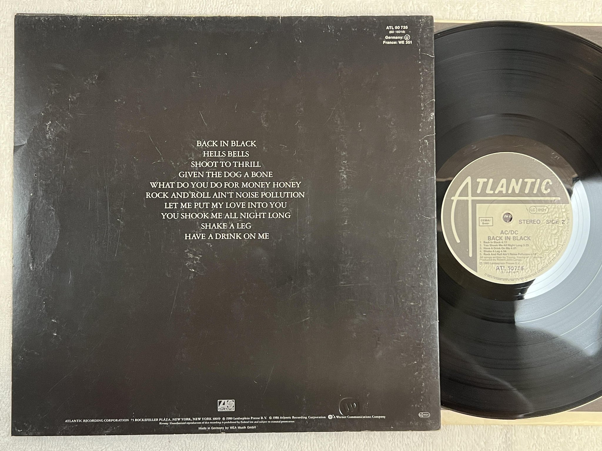Omslagsbild för skivan AC/DC back in black LP -80 Ger ATLANTIC ATL 50735 ** embossed cover **