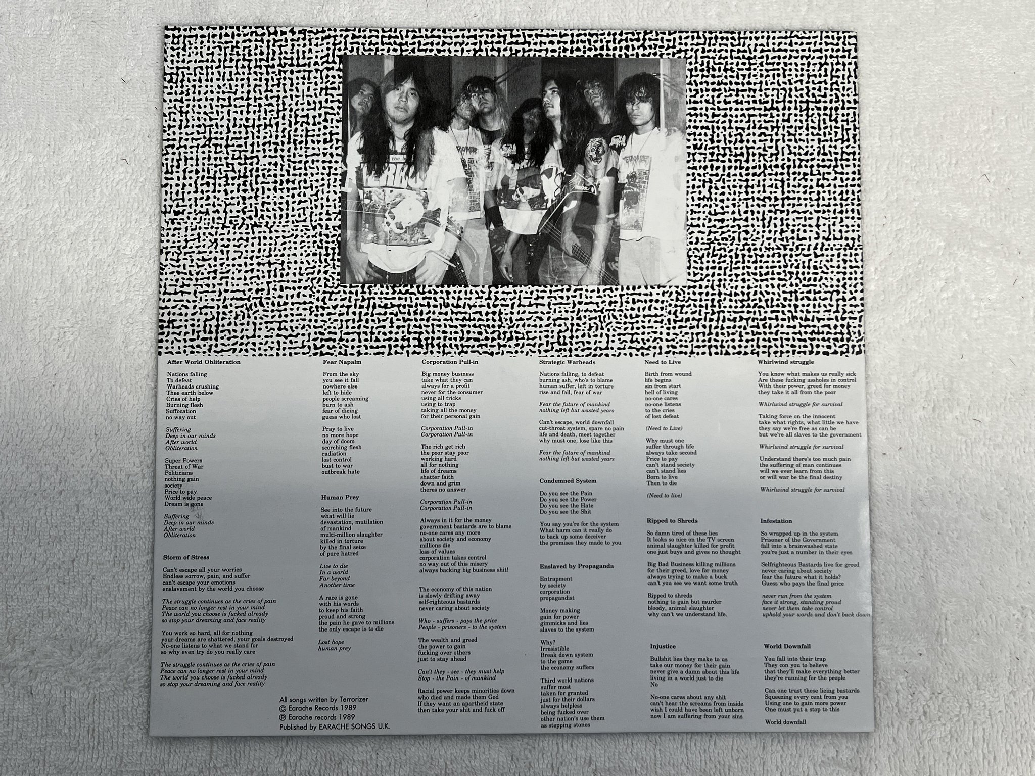Omslagsbild för skivan TERRRIZER World Downfall LP -89 UK EARACHE MOSH 16 *** INSERT ISSUE ***