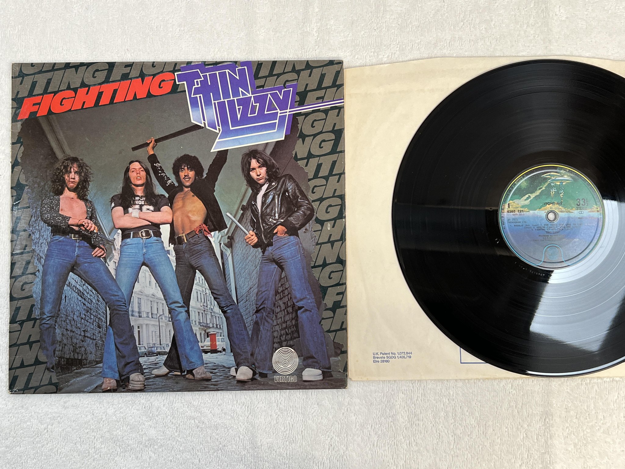 Omslagsbild för skivan THIN LIZZY fighting LP -75 UK VERTIGO 6360 121
