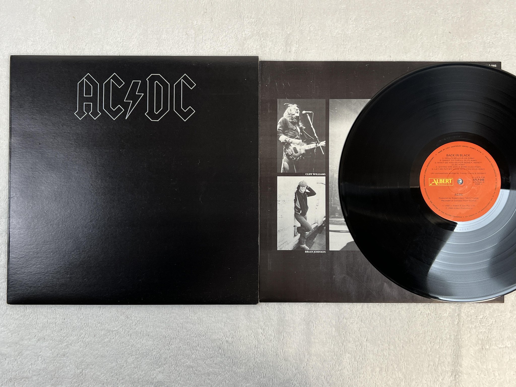 Omslagsbild för skivan AC/DC back in black LP -80/87 Australia ALBERT APLP 046 *** R A R E ***
