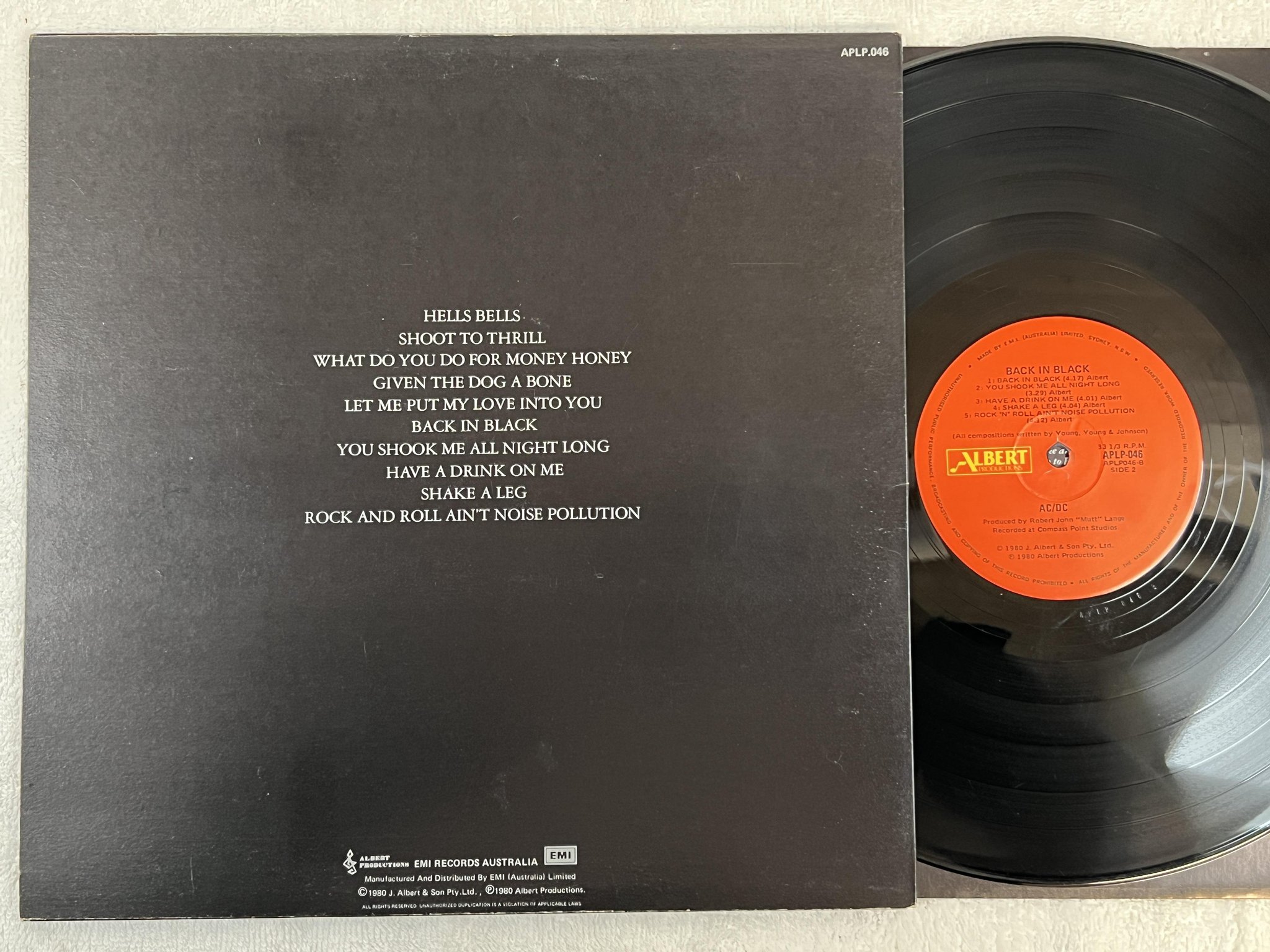 Omslagsbild för skivan AC/DC back in black LP -80/87 Australia ALBERT APLP 046 *** R A R E ***
