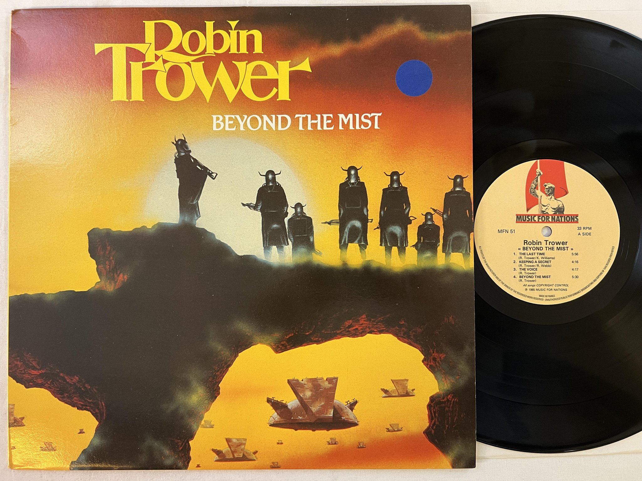 Omslagsbild för skivan ROBIN TROWER beyond the mist LP -85 MUSIC FOR NATIONS MFN 51