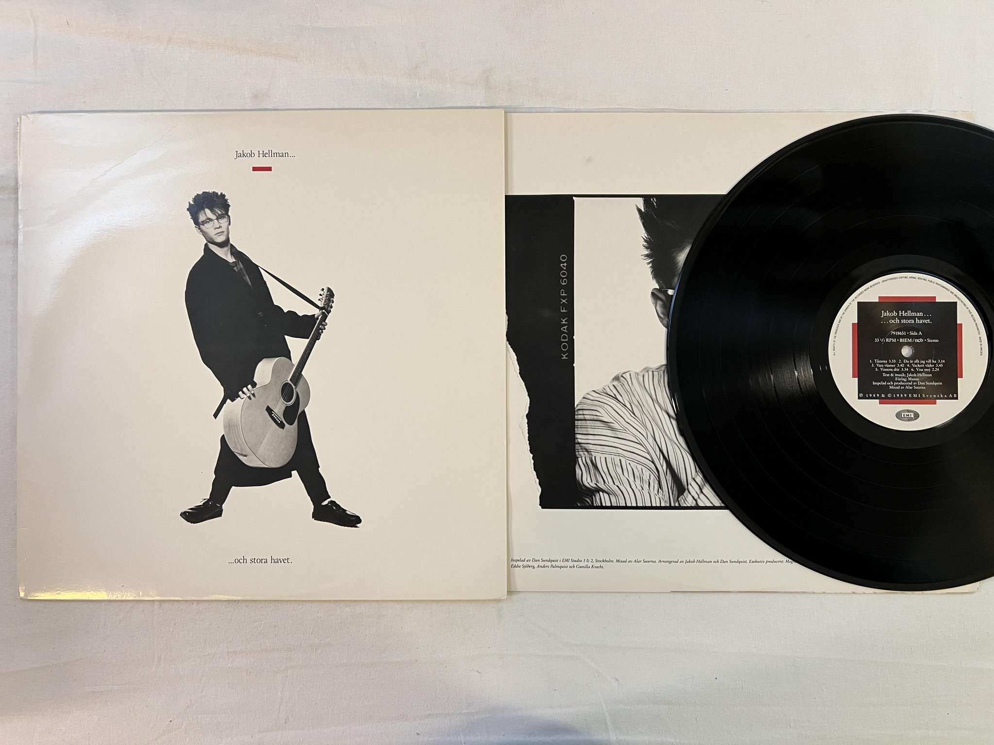 Omslagsbild för skivan JAKOB HELLMAN ... och stora havet LP -89 Swe EMI 7918651 *** vara vänner ***