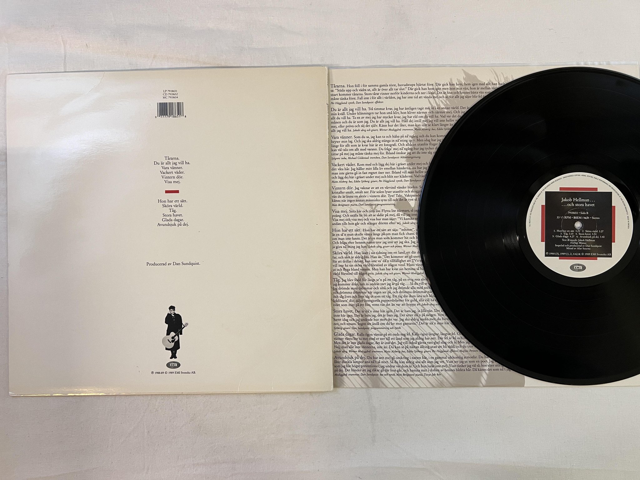 Omslagsbild för skivan JAKOB HELLMAN ... och stora havet LP -89 Swe EMI 7918651 *** vara vänner ***