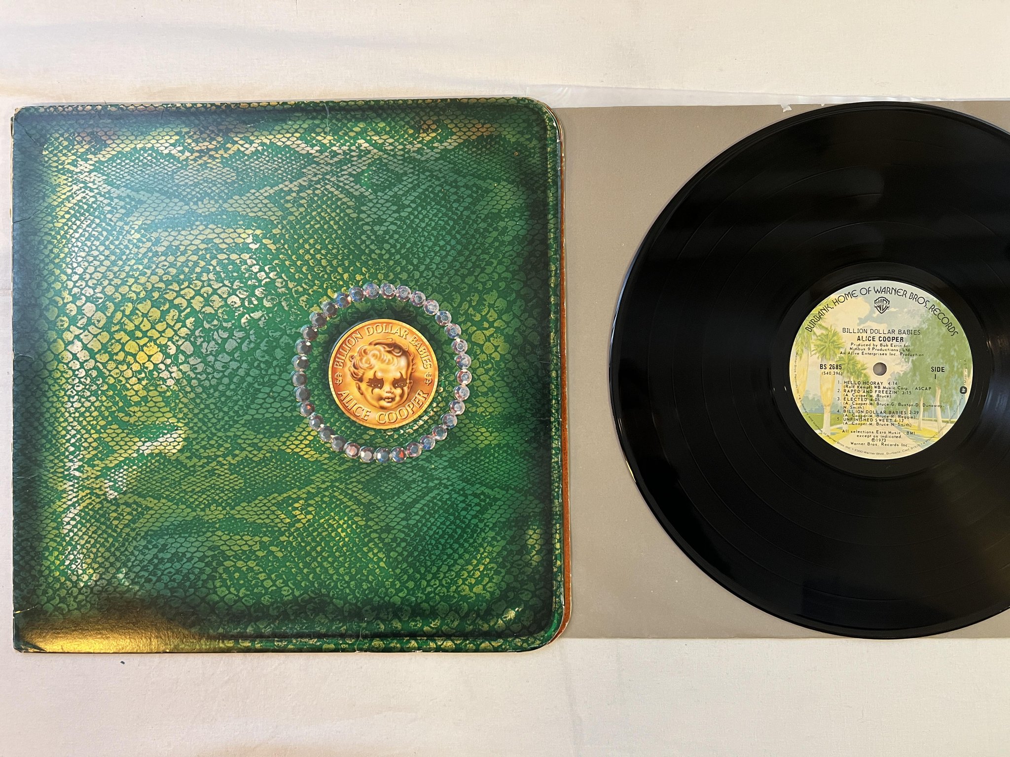 Omslagsbild för skivan ALICE COOPER billion dollar babies LP -73 US WARNER BROS BS 2685