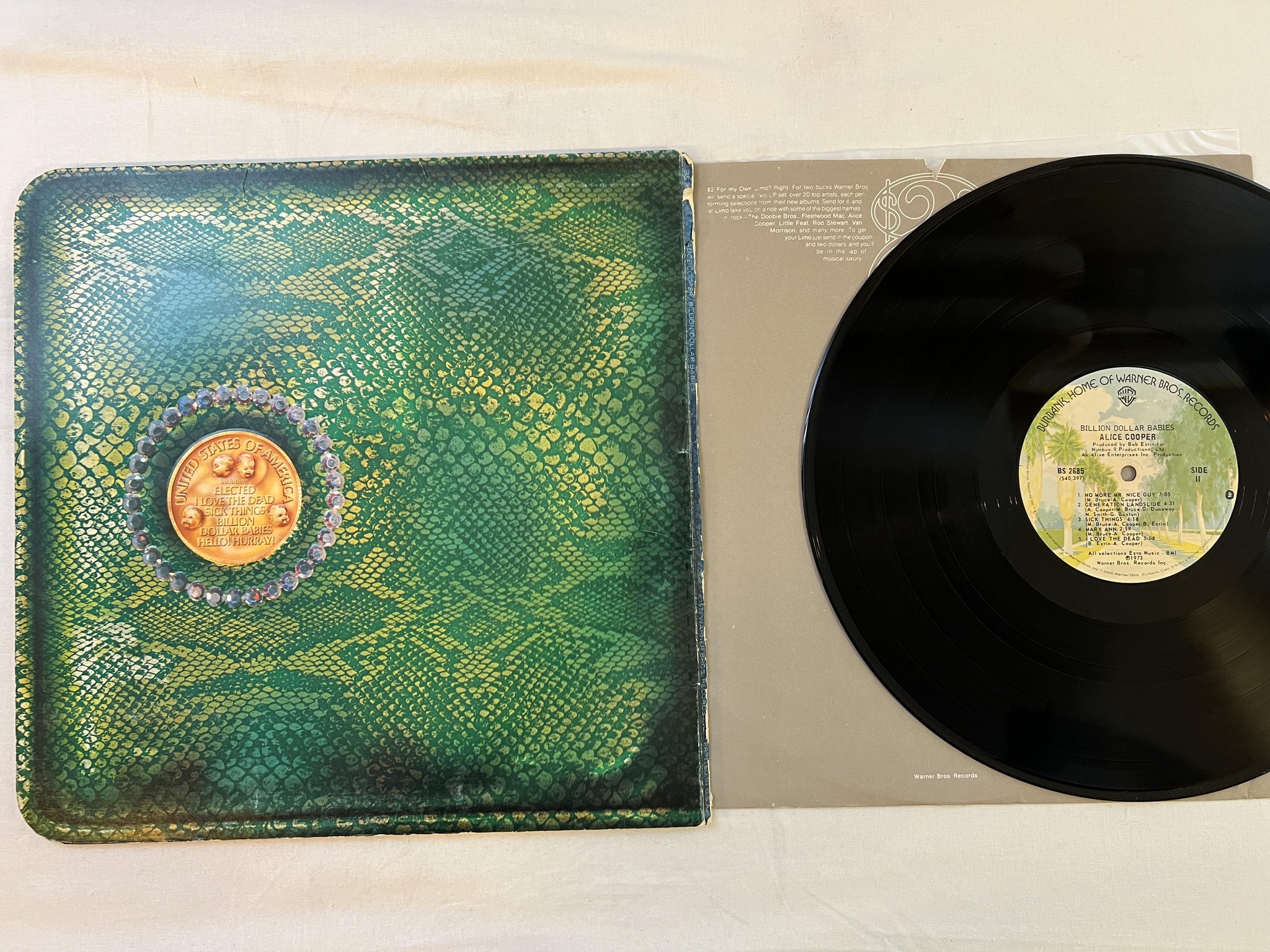 Omslagsbild för skivan ALICE COOPER billion dollar babies LP -73 US WARNER BROS BS 2685