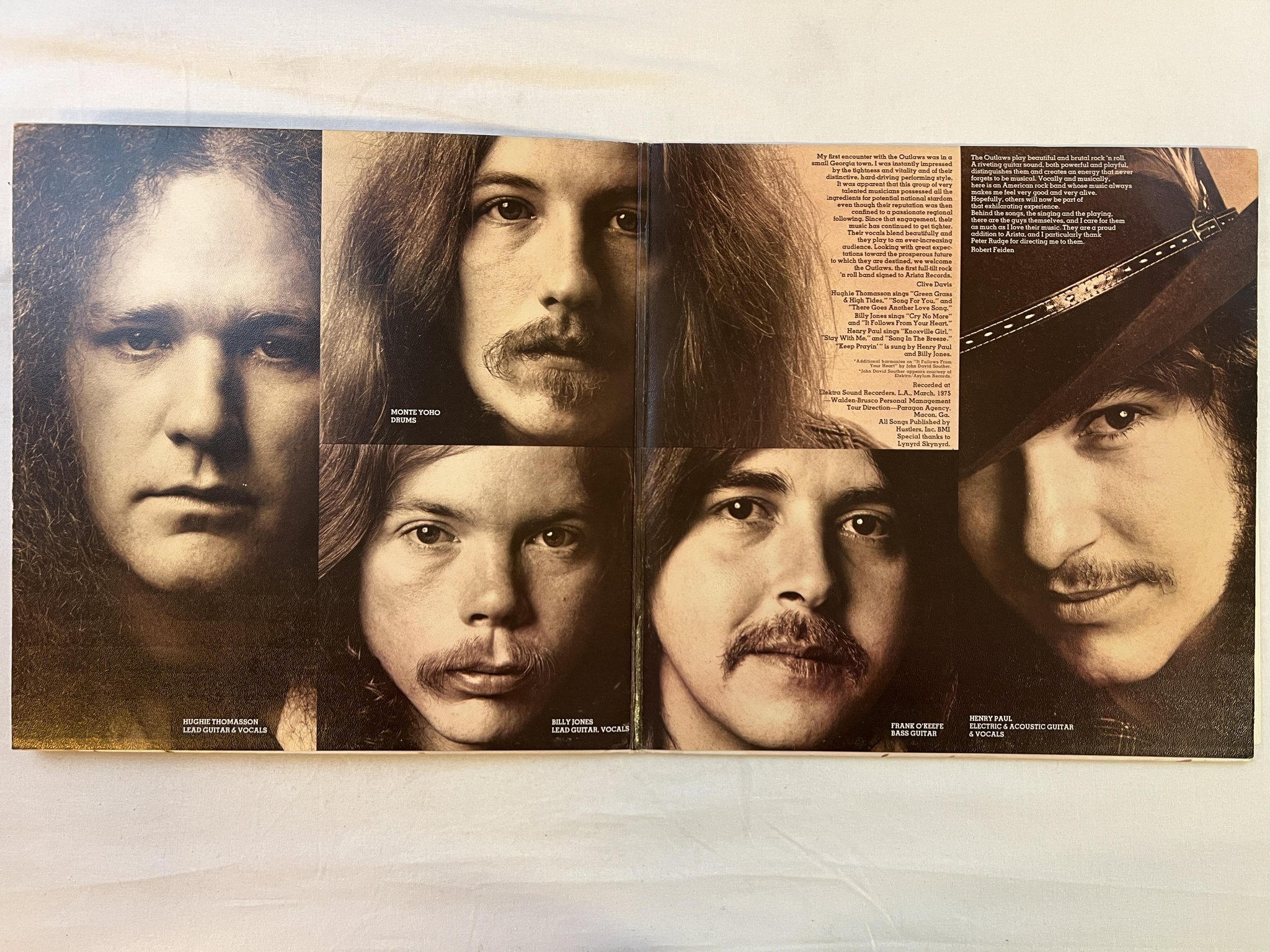 Omslagsbild för skivan OUTLAWS s/t LP -75 US ARISTA AL 4042 ** Southern rock **