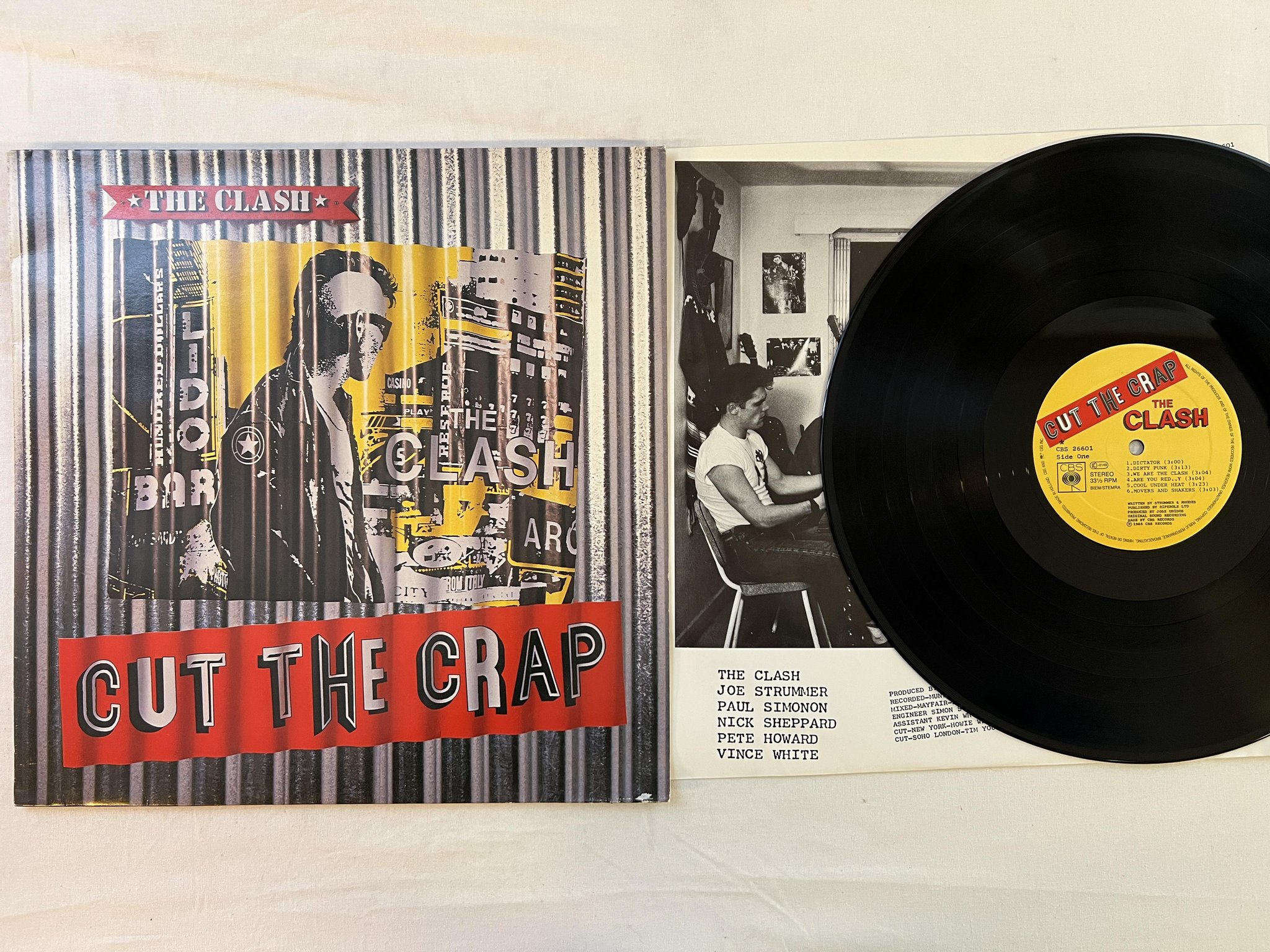 Omslagsbild för skivan THE CLASH cut the crap LP -85 CBS 26601