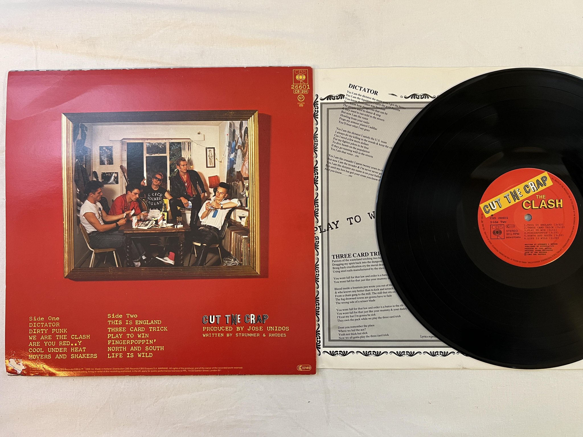Omslagsbild för skivan THE CLASH cut the crap LP -85 CBS 26601