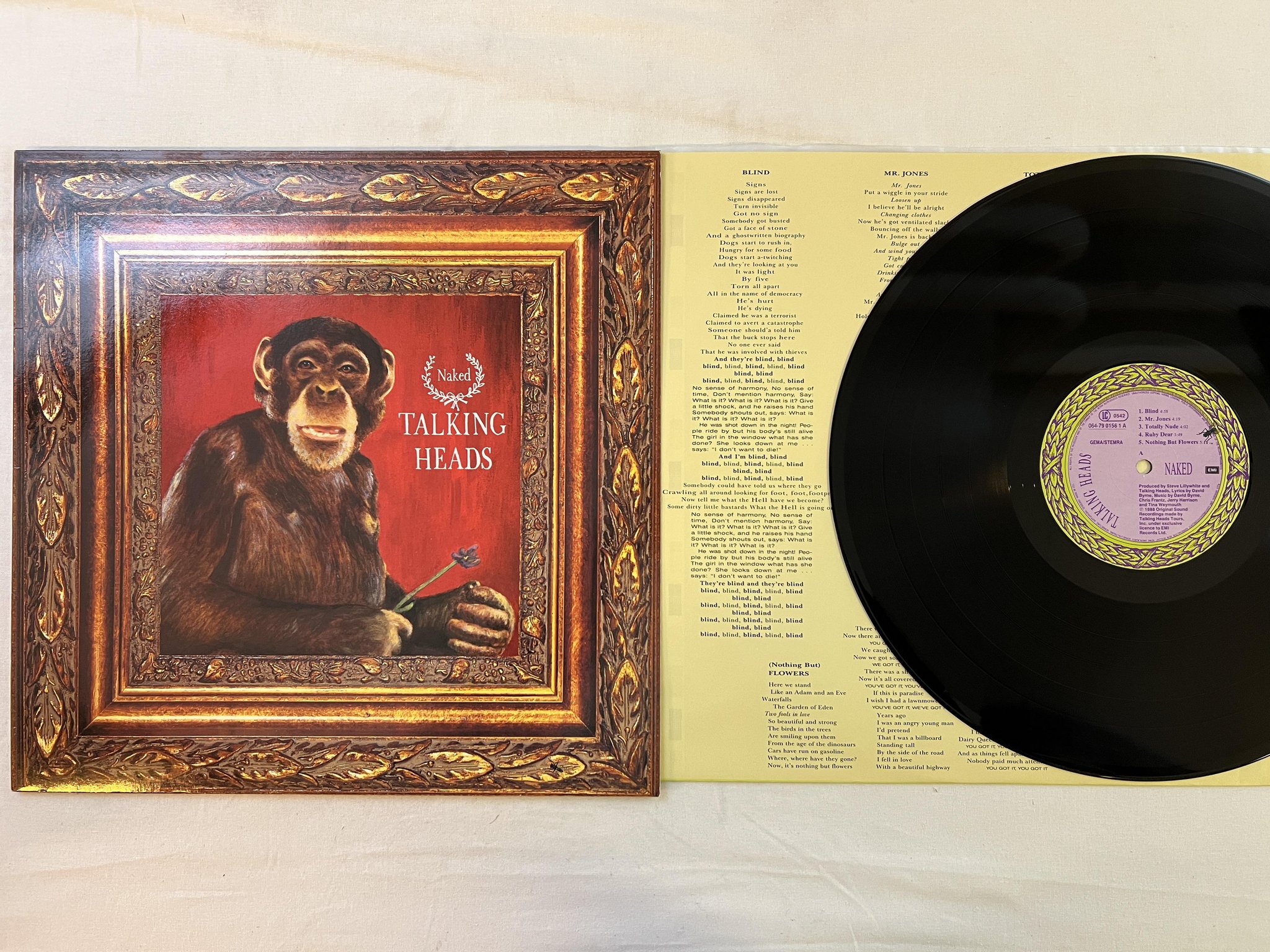 Omslagsbild för skivan TALKING HEADS naked LP -88 Hol EMI 064-7901561