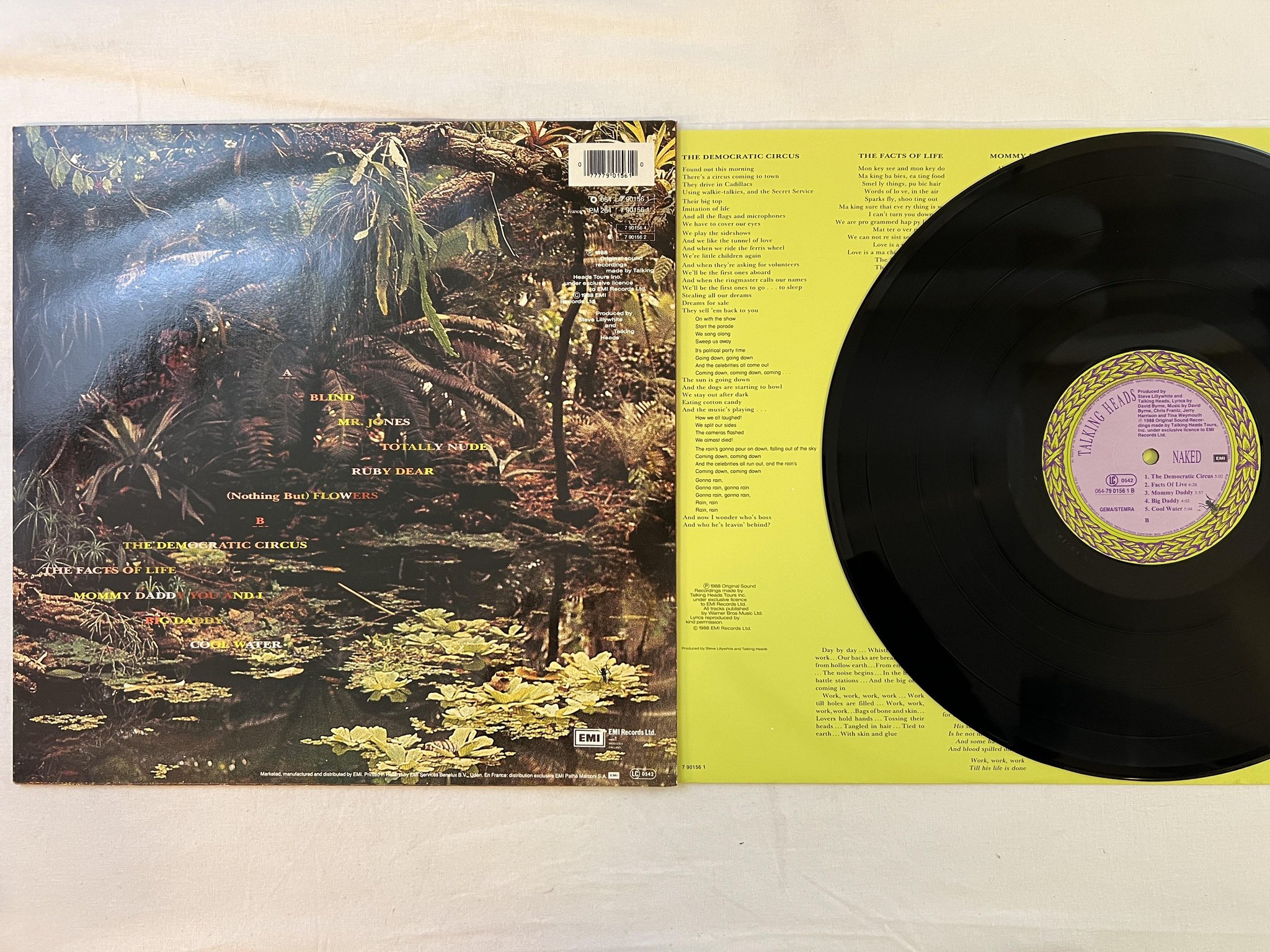 Omslagsbild för skivan TALKING HEADS naked LP -88 Hol EMI 064-7901561