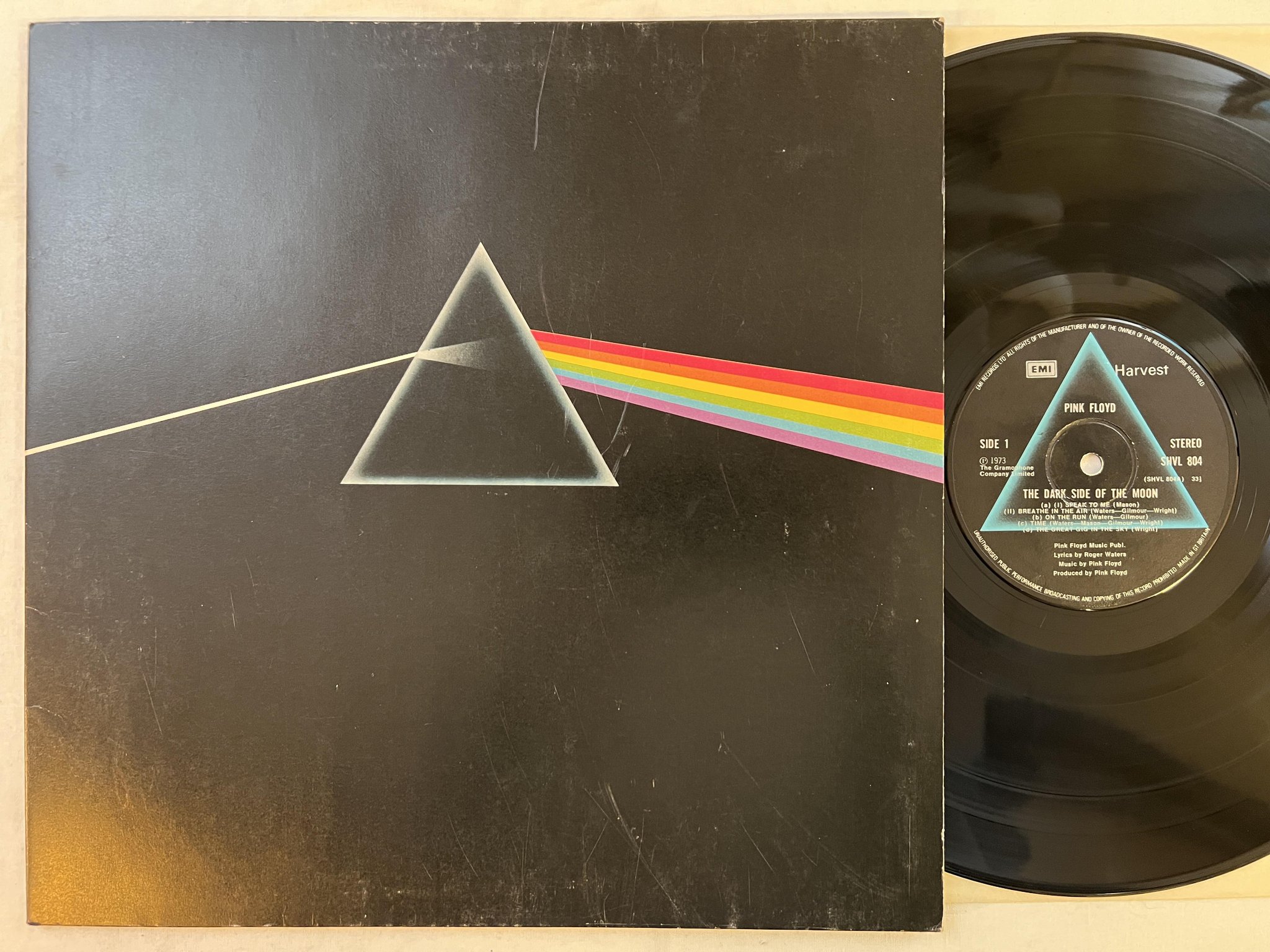 Omslagsbild för skivan PINK FLOYD the dark side of the moon LP -73 UK HARVEST SHVL 804
