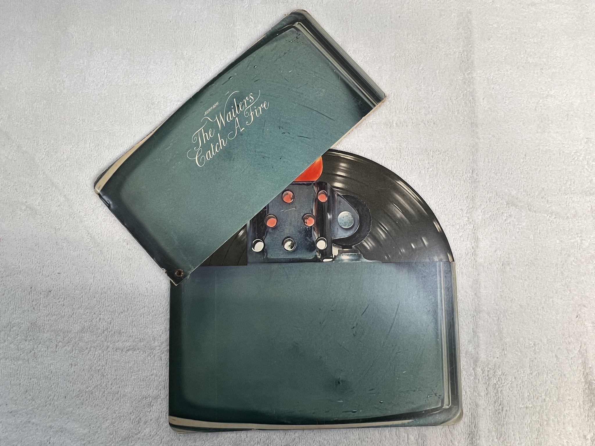 Omslagsbild för skivan THE WAILERS catch a fire LP -73 UK ISLAND ILPS 9241 *** Rare ZIPPO cover ***