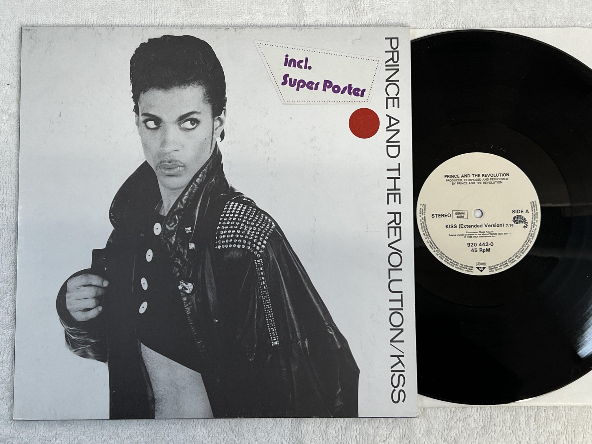 Omslagsbild för skivan PRINCE kiss 12"single 86 Ger PAISLEY PARK 920 442-0 + POSTER