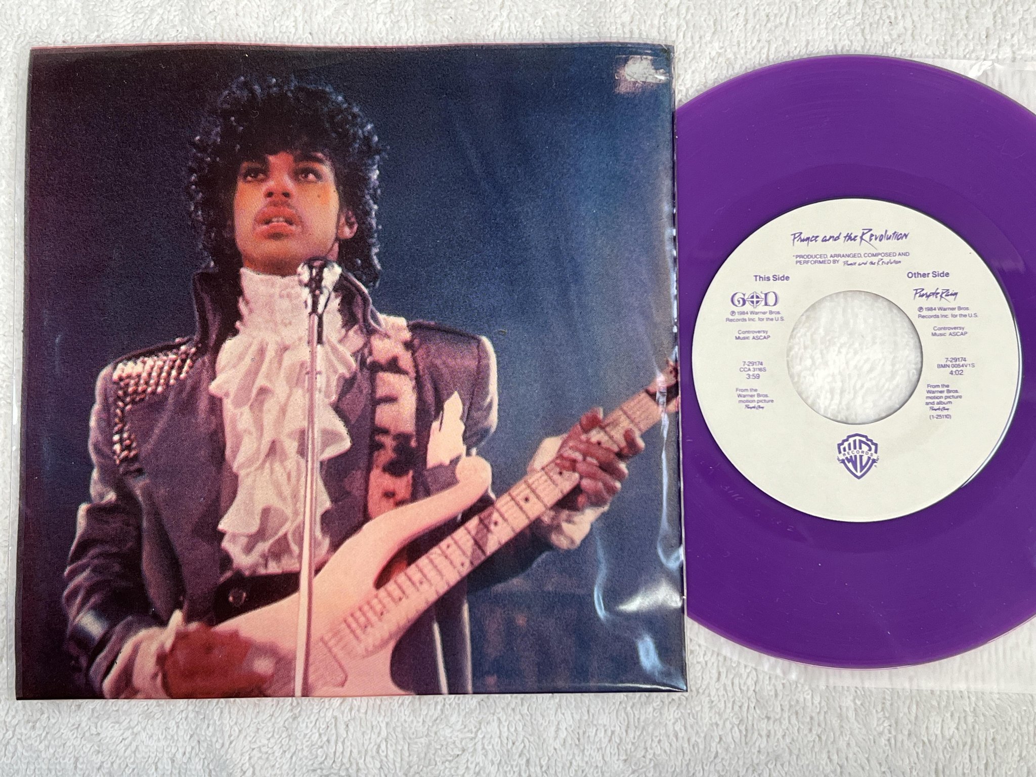 Omslagsbild för skivan PRINCE purple rain 7"single -84 US WARNER BROS 7-29174 *** PURPLE VINYL ***
