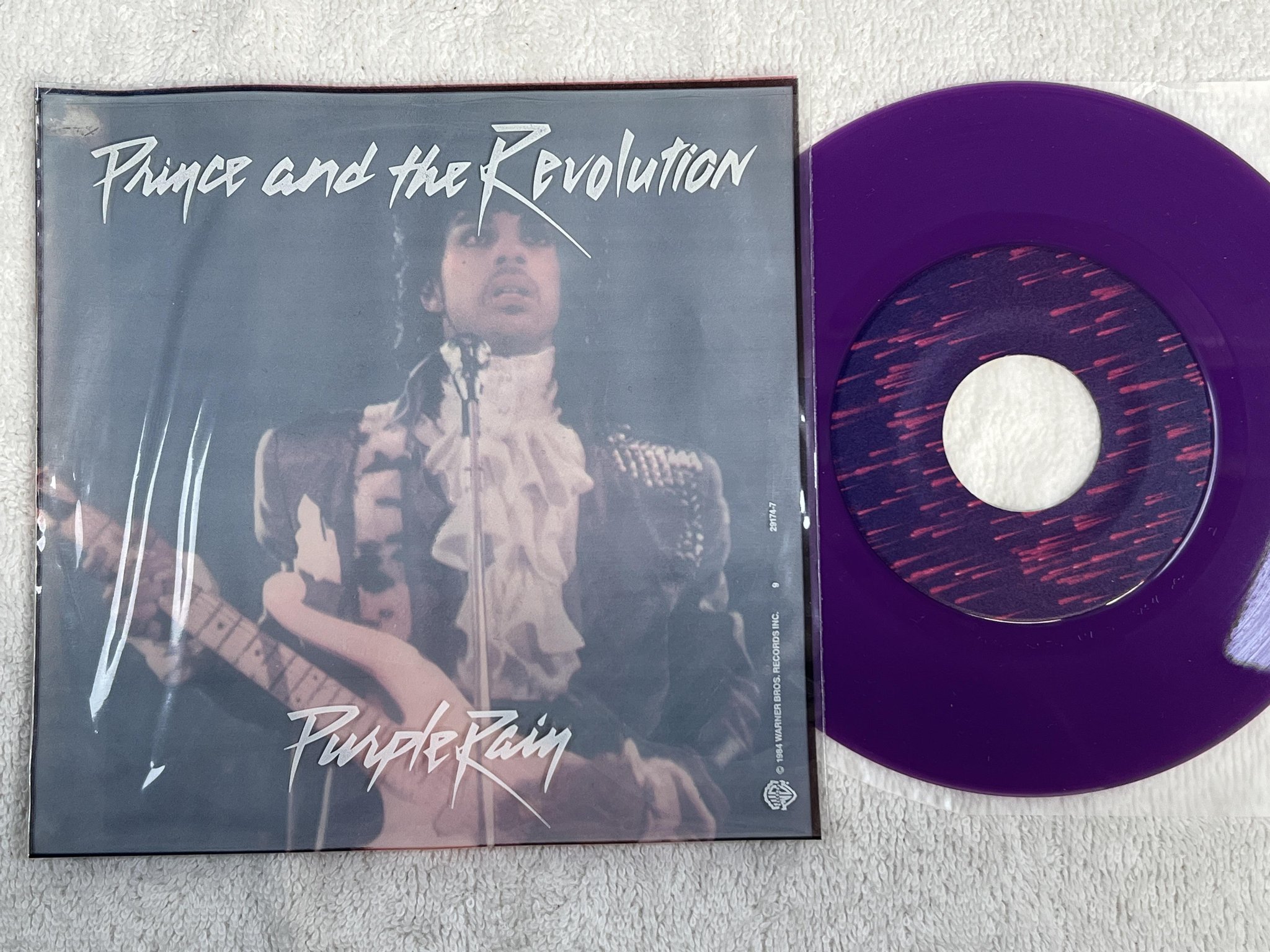 Omslagsbild för skivan PRINCE purple rain 7"single -84 US WARNER BROS 7-29174 *** PURPLE VINYL ***