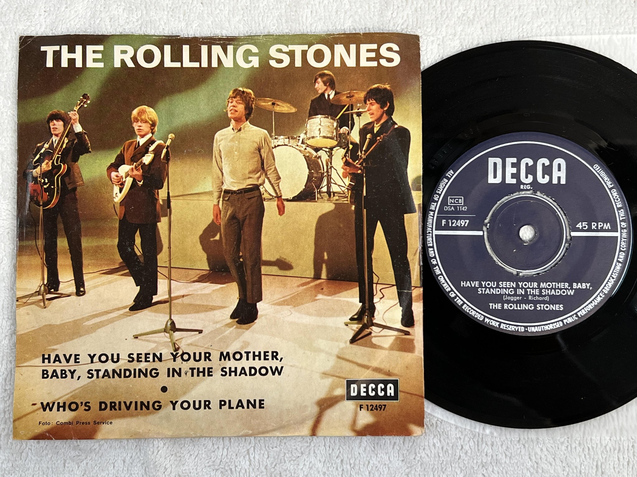 Omslagsbild för skivan THE ROLLING STONES who's driving your plane 7" -66 Swe DECCA F 12497