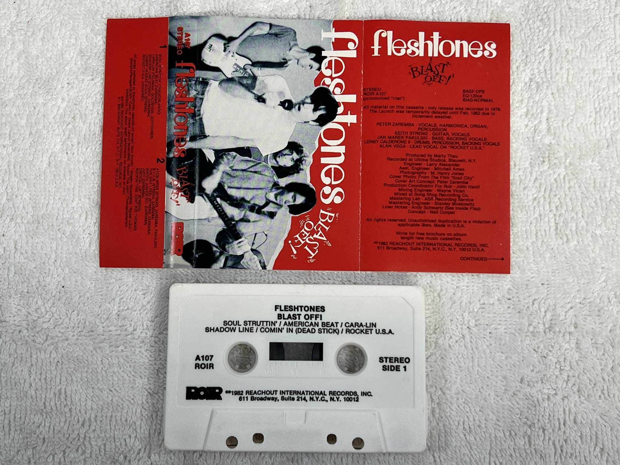 Omslagsbild för skivan THE FLESHTONES Blast Off! CASSETTE -82 US ROIR A 107 ** Garage rock **