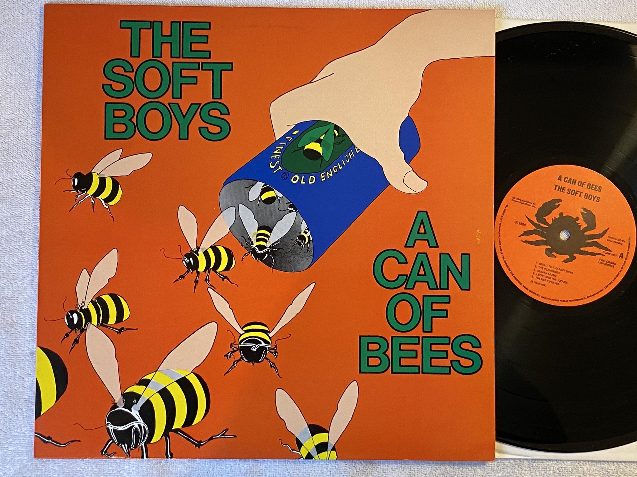 Omslagsbild för skivan THE SOFT BOYS A Can Of Bees LP re -84 UK TWO CRABS UNIVERSAL CLAW 1001