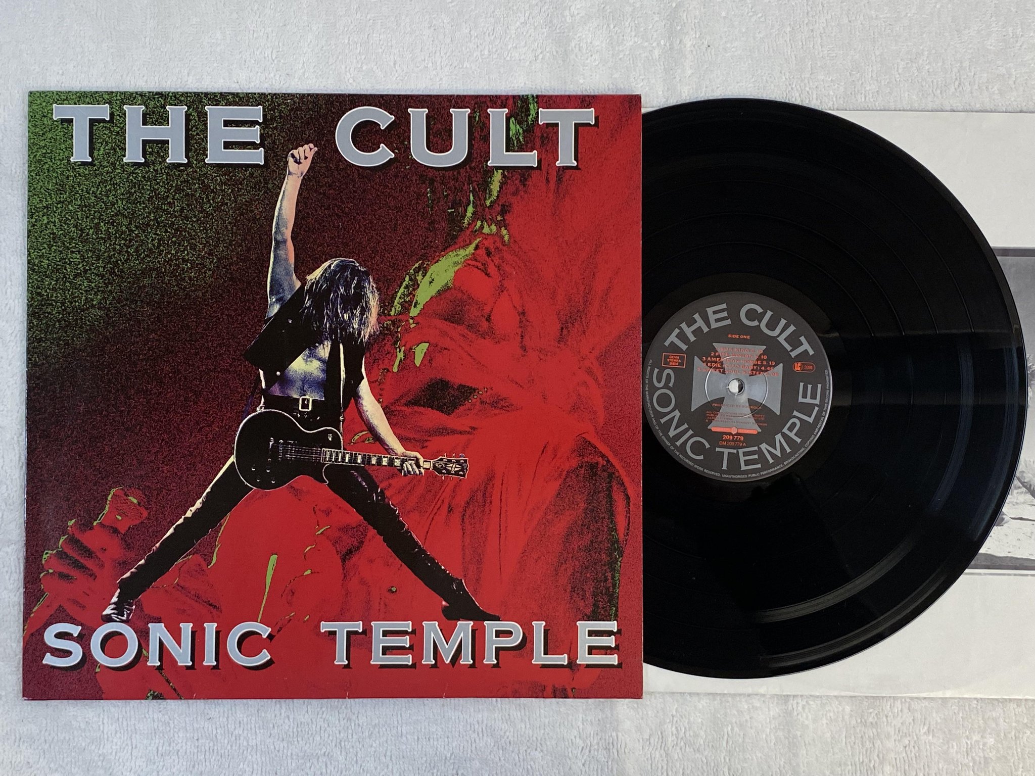 Omslagsbild för skivan THE CULT sonic temple LP -89 VIRGIN 209 779
