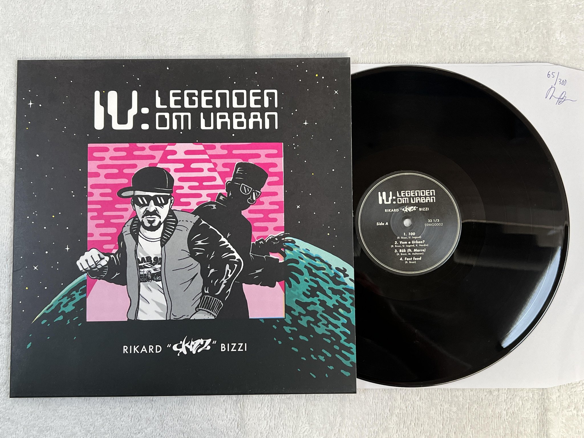 Omslagsbild för skivan RIKARD SKIZZ BIZZI IV: Legenden Om Urban LP 2015 S9MG002 #65/300