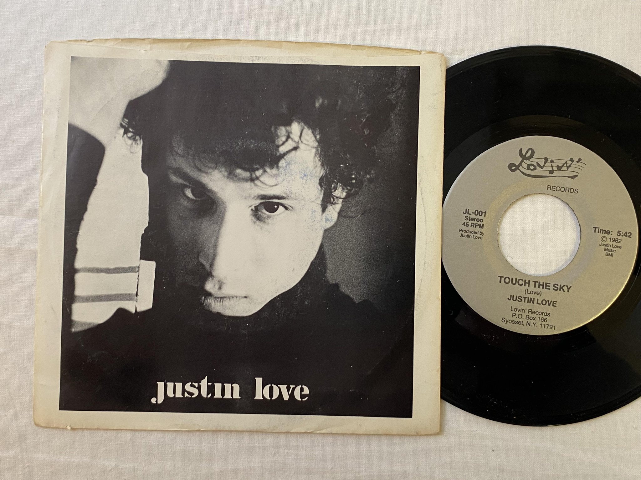 Omslagsbild för skivan JUSTIN LOVE Touch The Sky 7" -82 US LOVIN' RECORDS JL-001 ** SYNTH **