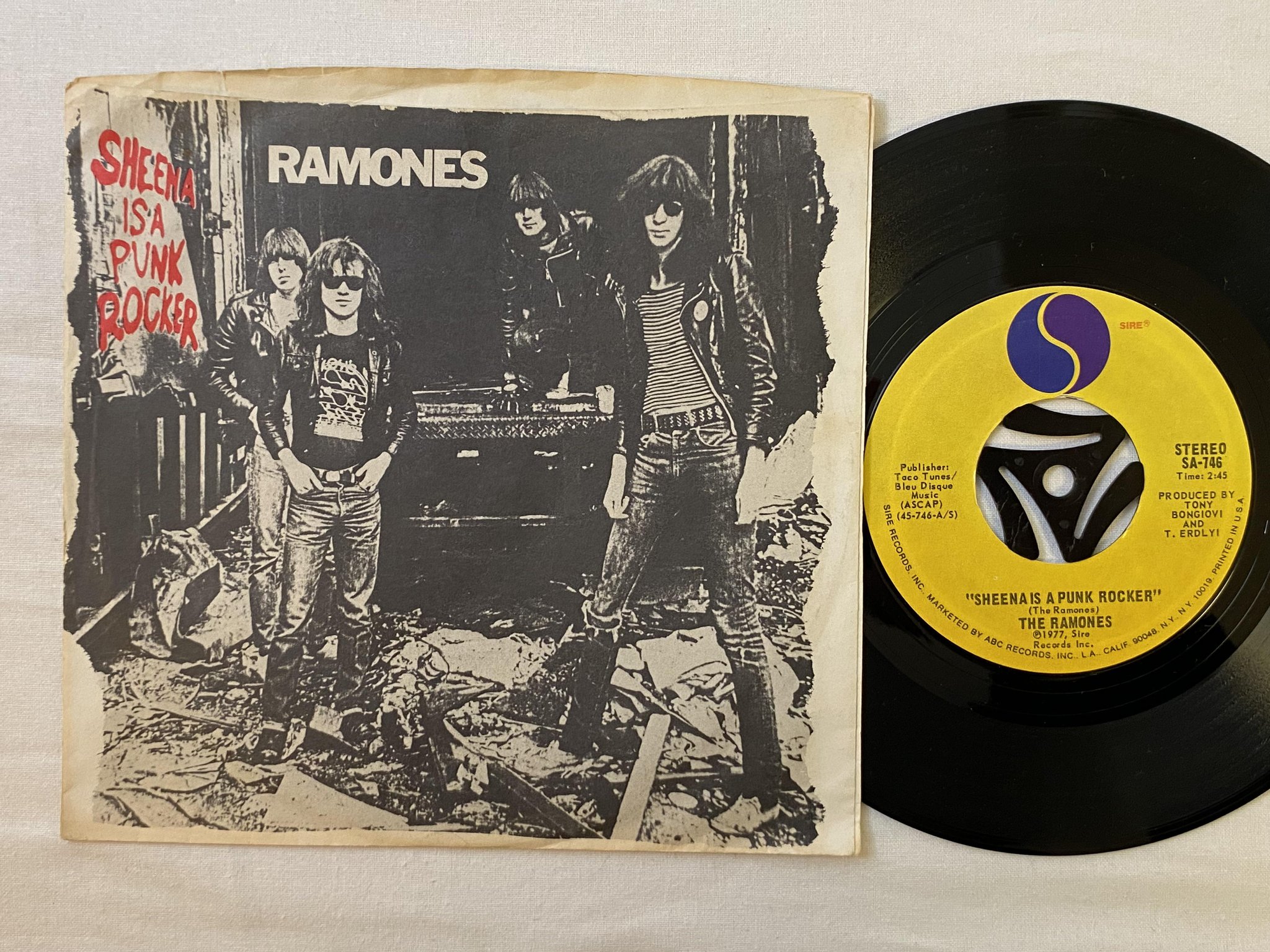 Omslagsbild för skivan RAMONES Sheena Is A Punk Rocker 7" -77 US SIRE SA-746 ***CLASSIC ***