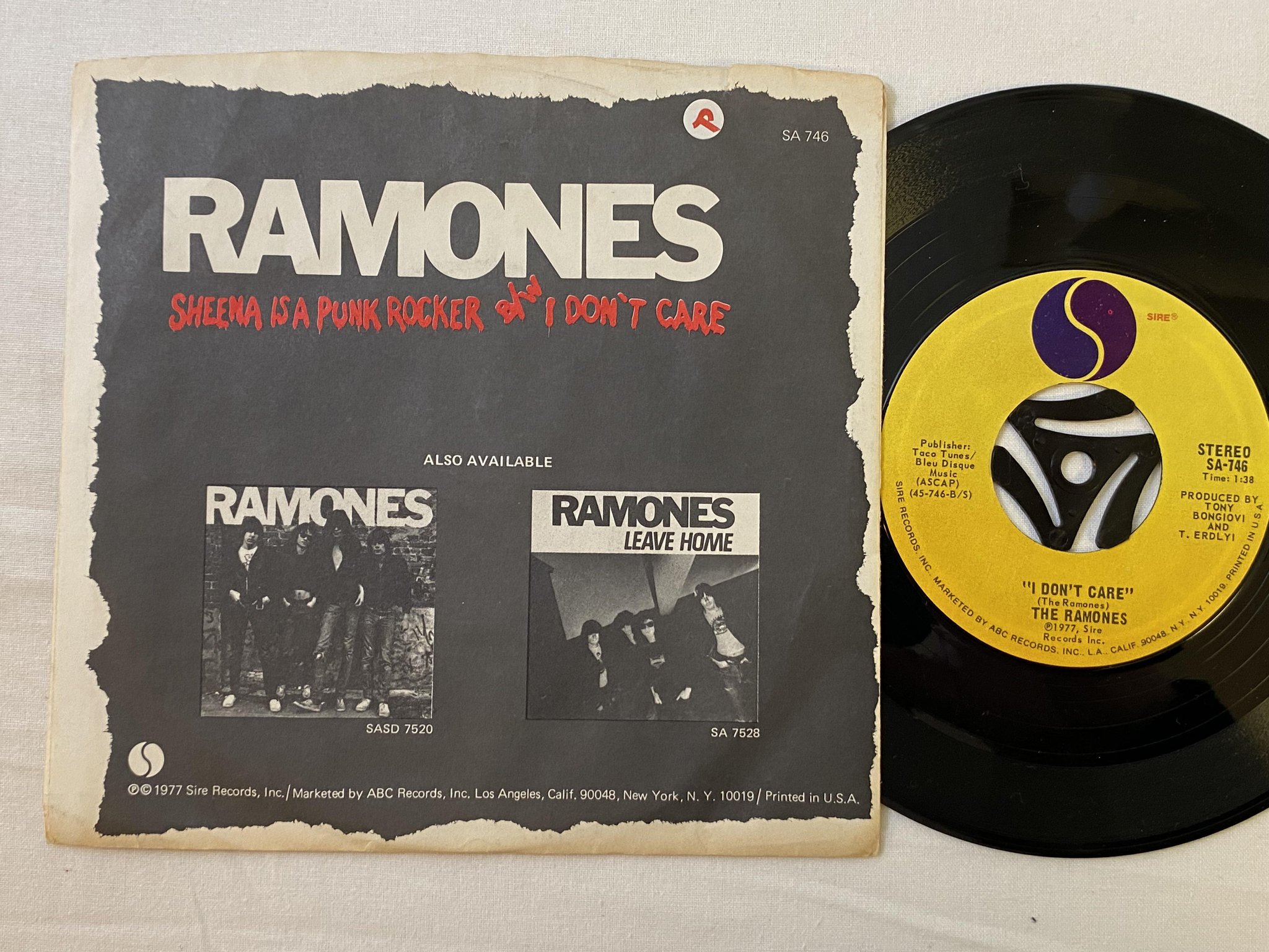 Omslagsbild för skivan RAMONES Sheena Is A Punk Rocker 7" -77 US SIRE SA-746 ***CLASSIC ***