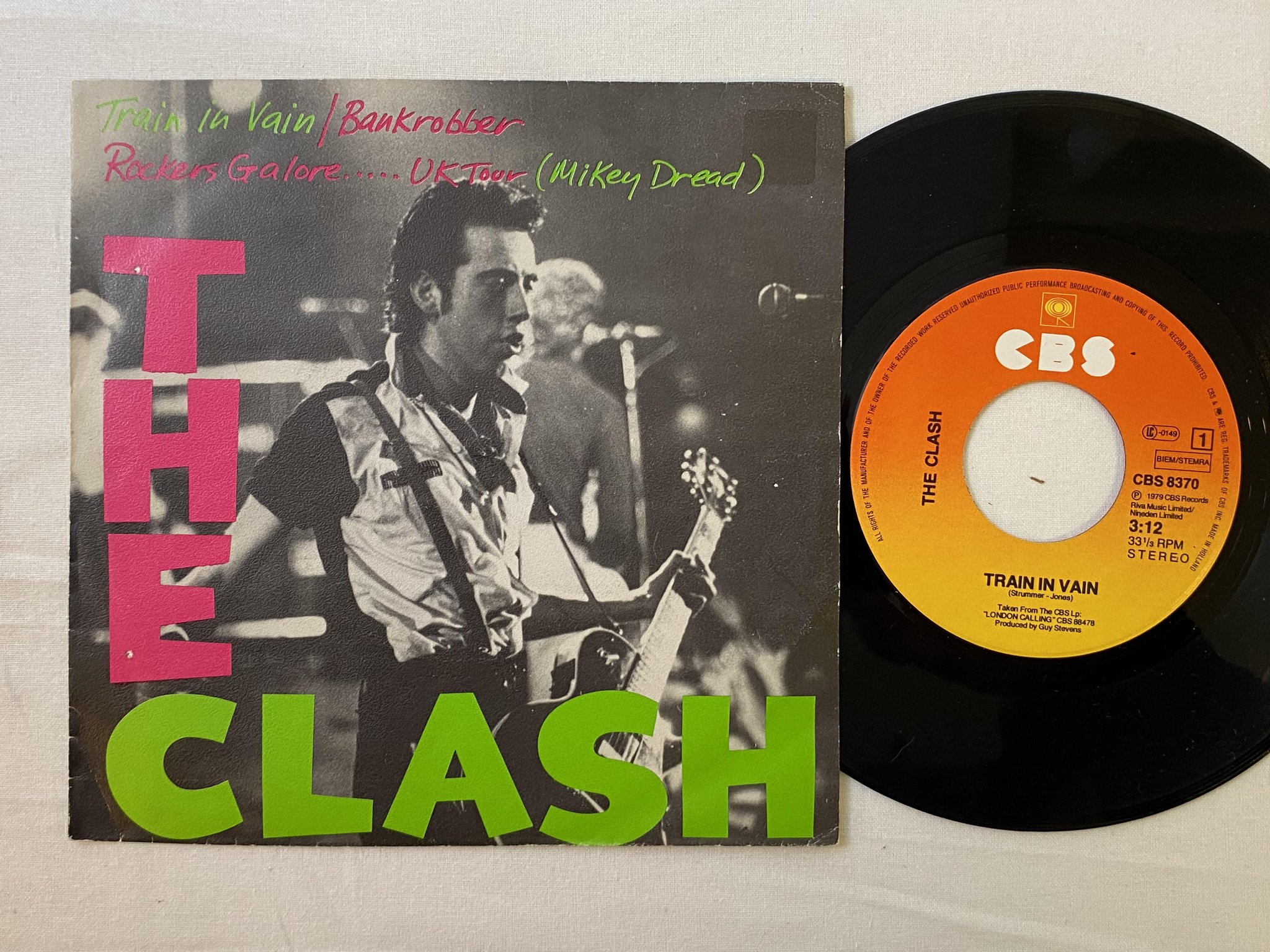 Omslagsbild för skivan THE CLASH Train In Vain 7" -80 Eu CBS 8370