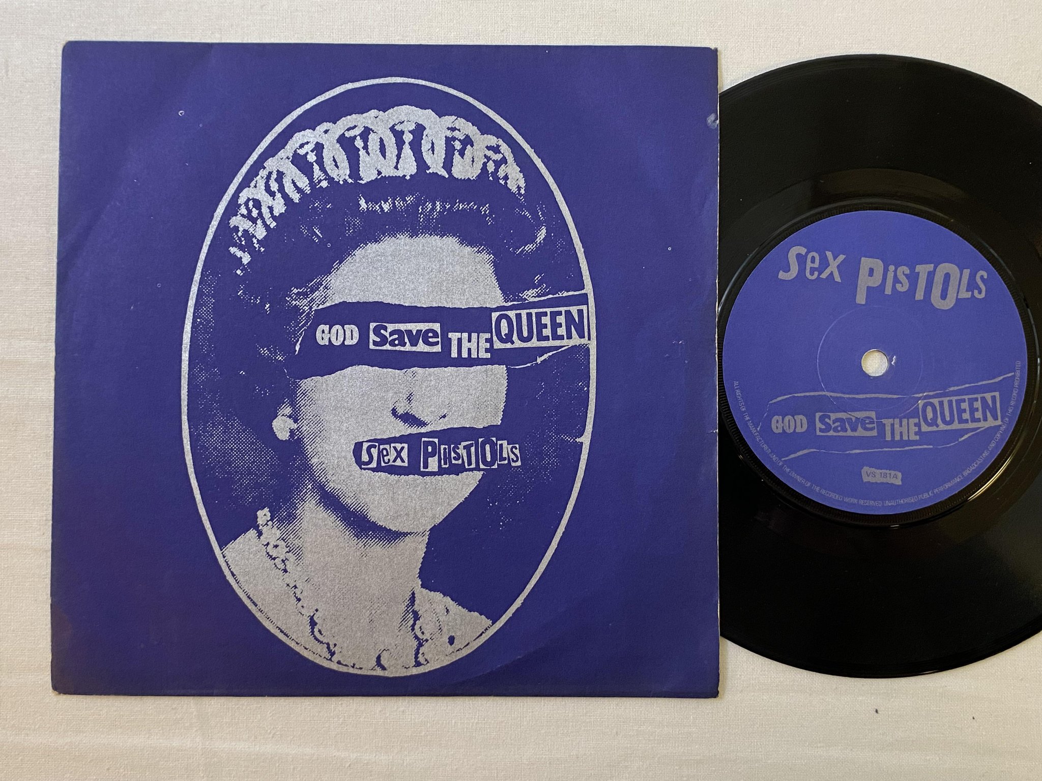 Omslagsbild för skivan SEX PISTOLS god save the queen 7" -77 UK VIRGIN VS 181 ** silver text **