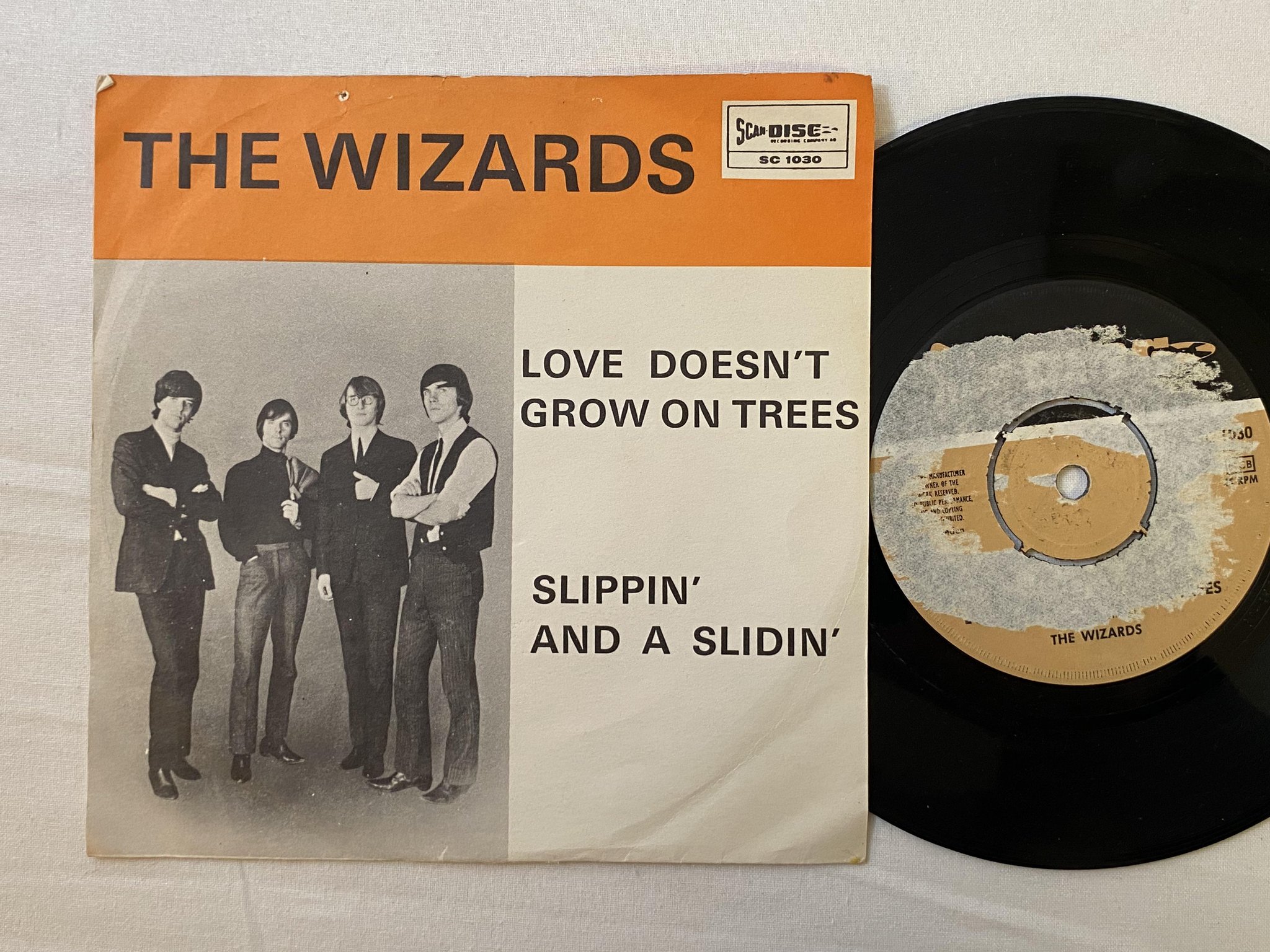 Omslagsbild för skivan THE WIZARDS love doesn't grow on trees 7" -65 Swe SCAN-DISC SC 1030 ** RARE **