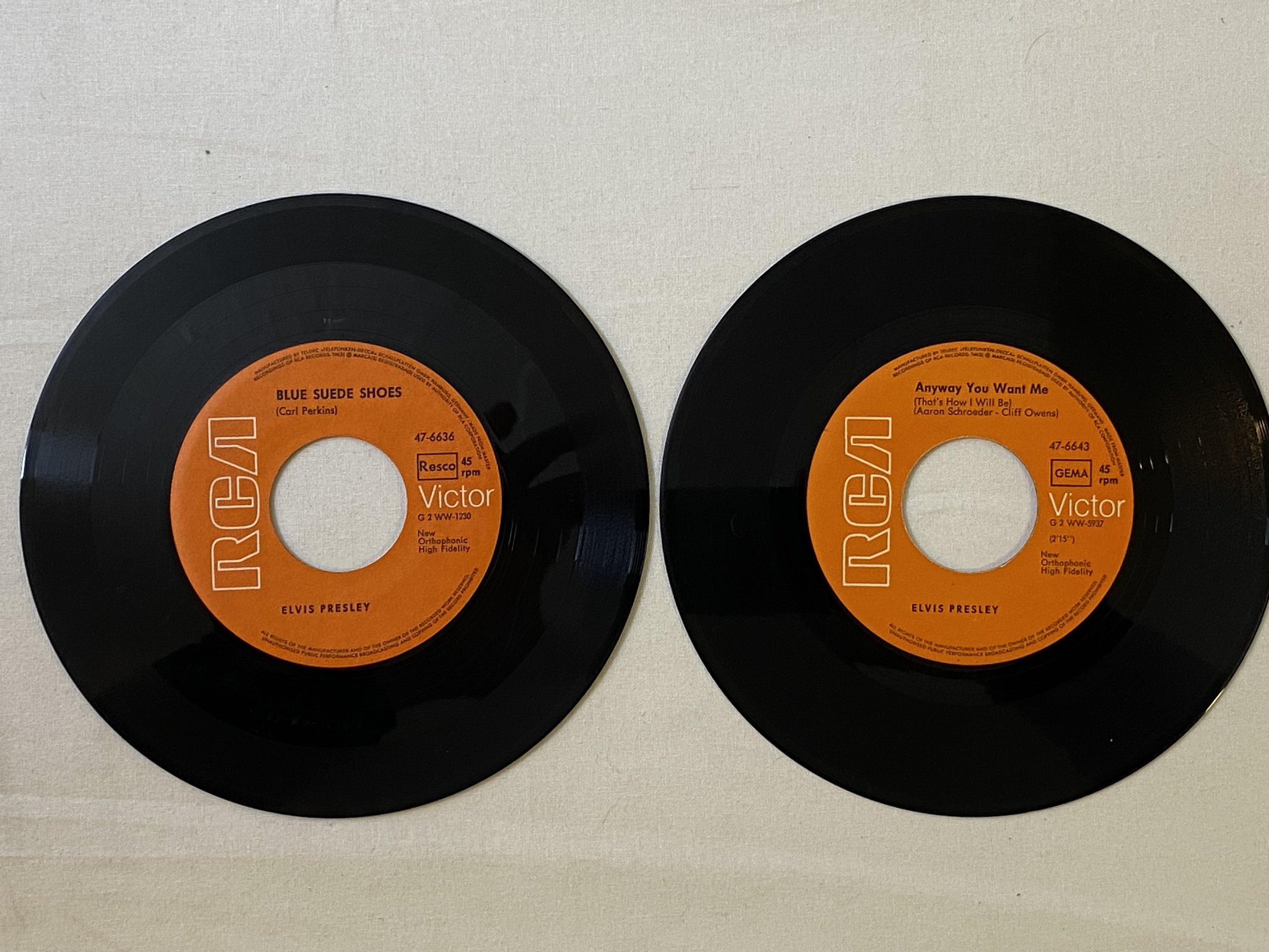 Omslagsbild för skivan 2st ELVIS PRESELEY 7"singles 1956 YEAR COVER check out which ones *** RARE ***