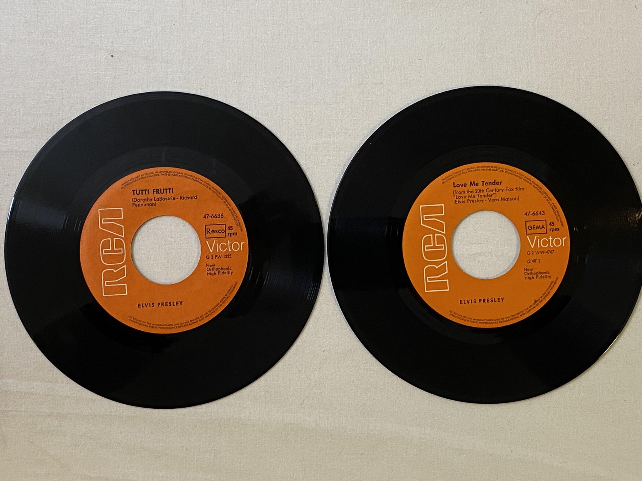 Omslagsbild för skivan 2st ELVIS PRESELEY 7"singles 1956 YEAR COVER check out which ones *** RARE ***