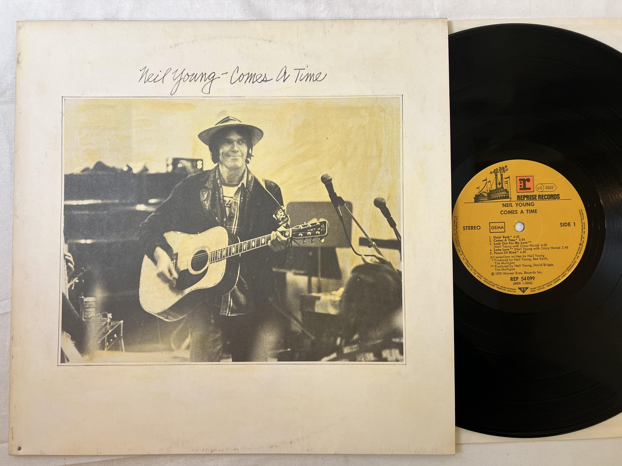 Omslagsbild för skivan NEIL YOUNG comes a time LP -78 Ger REPRISE REP 54099