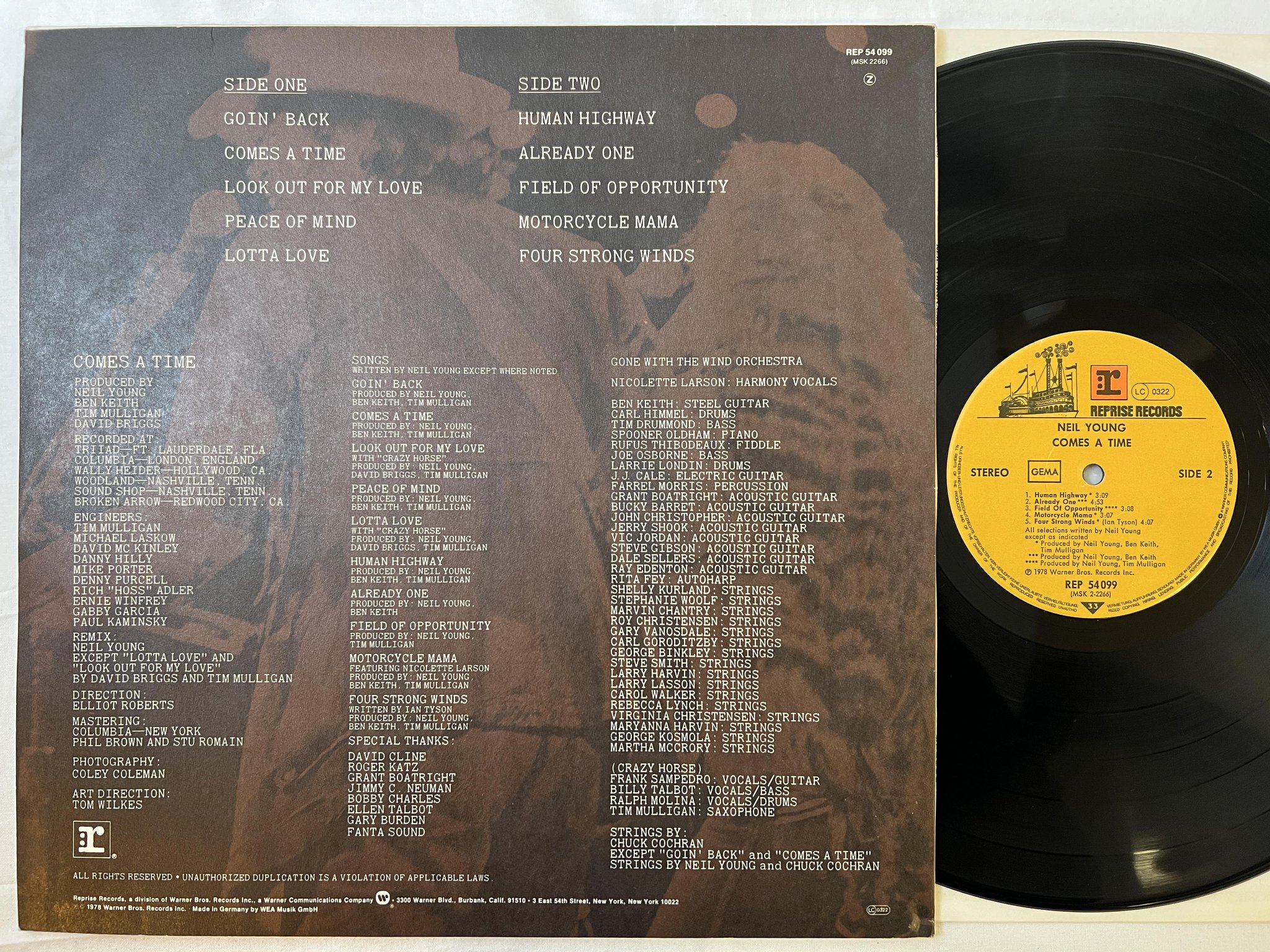 Omslagsbild för skivan NEIL YOUNG comes a time LP -78 Ger REPRISE REP 54099