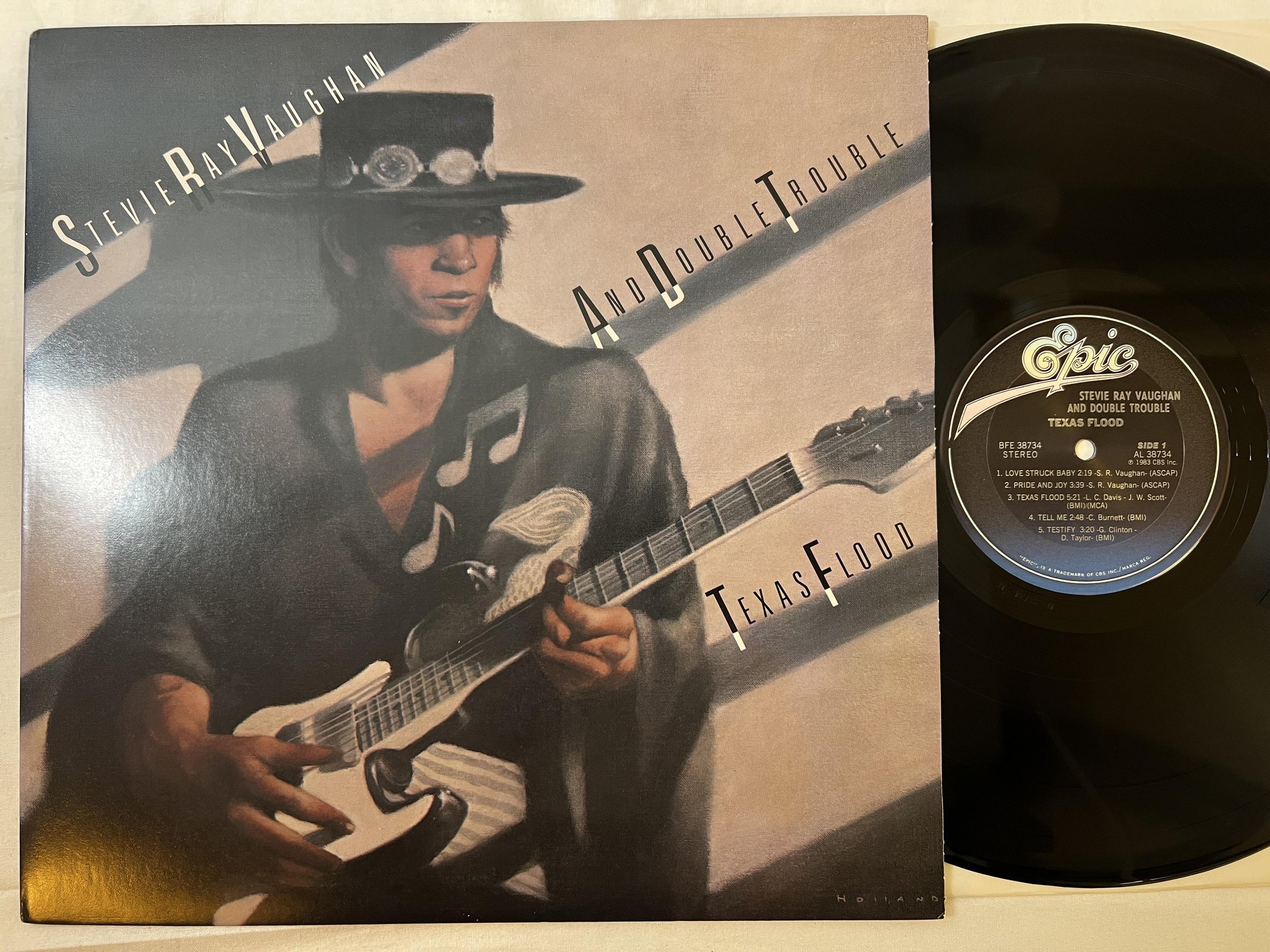 Omslagsbild för skivan STEVIE RAY VAUGHAN & DOUBLE TROUBLE Texas flood LP -83 US EPIC BFE 38734