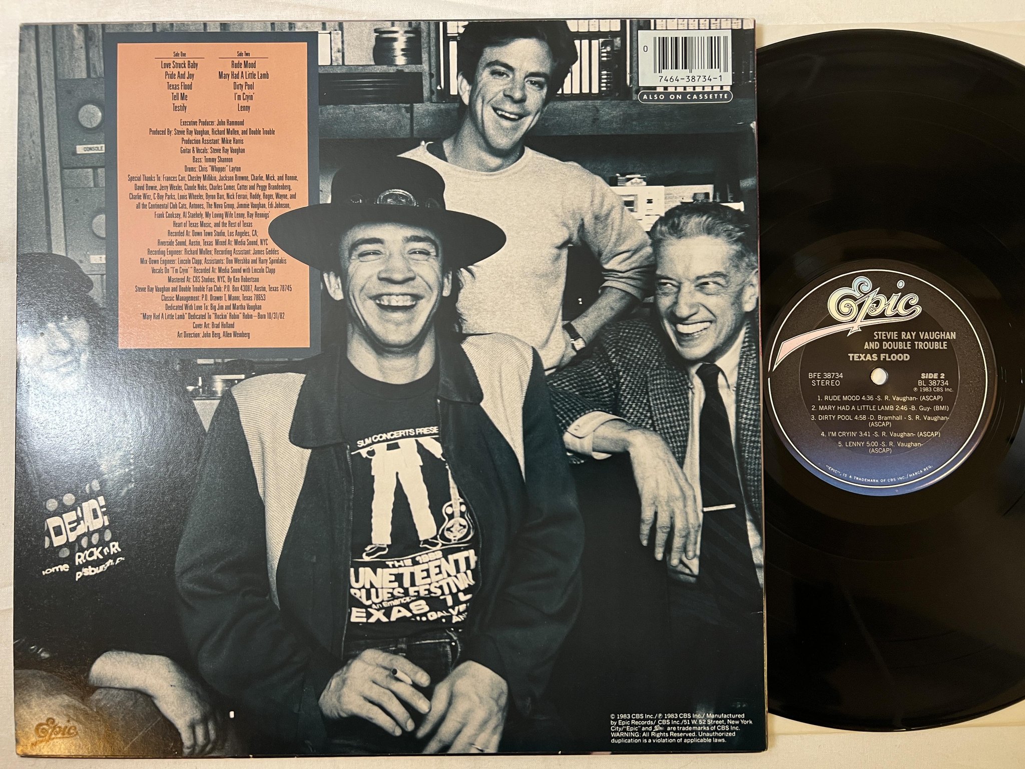 Omslagsbild för skivan STEVIE RAY VAUGHAN & DOUBLE TROUBLE Texas flood LP -83 US EPIC BFE 38734