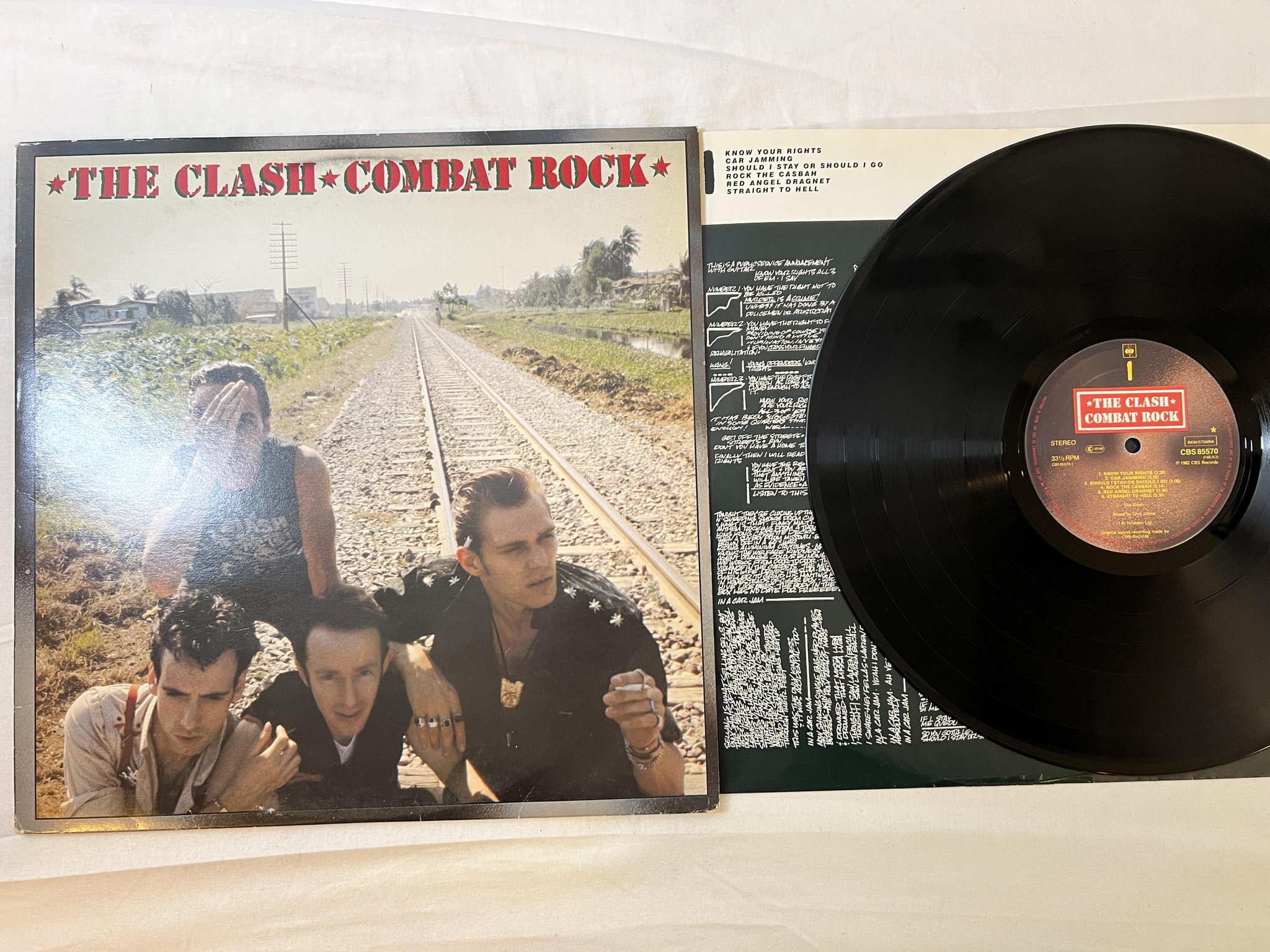 Omslagsbild för skivan THE CLASH combat rock LP -82 Hol CBS 85570 + POSTER