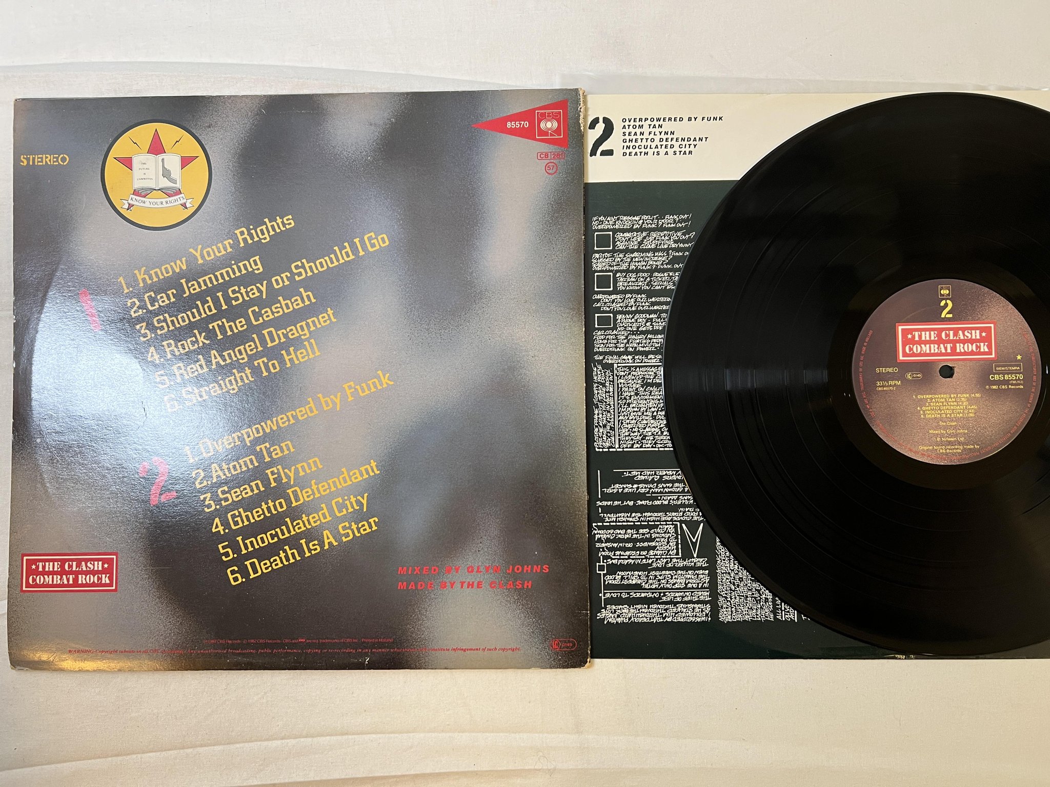 Omslagsbild för skivan THE CLASH combat rock LP -82 Hol CBS 85570 + POSTER