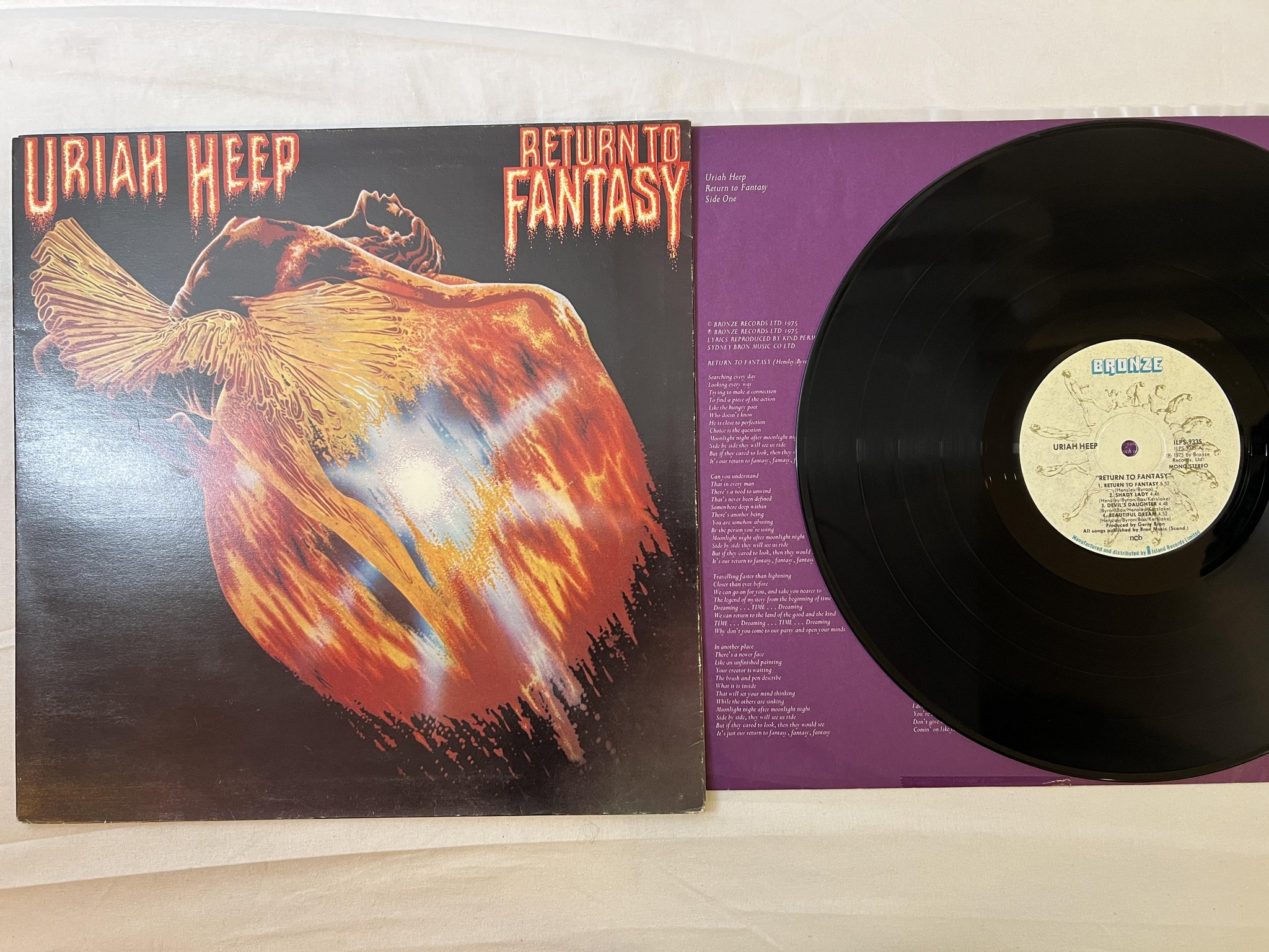 Omslagsbild för skivan URIAH HEEP return to fantasy LP -75 ncb BRONZE ILPS-9335