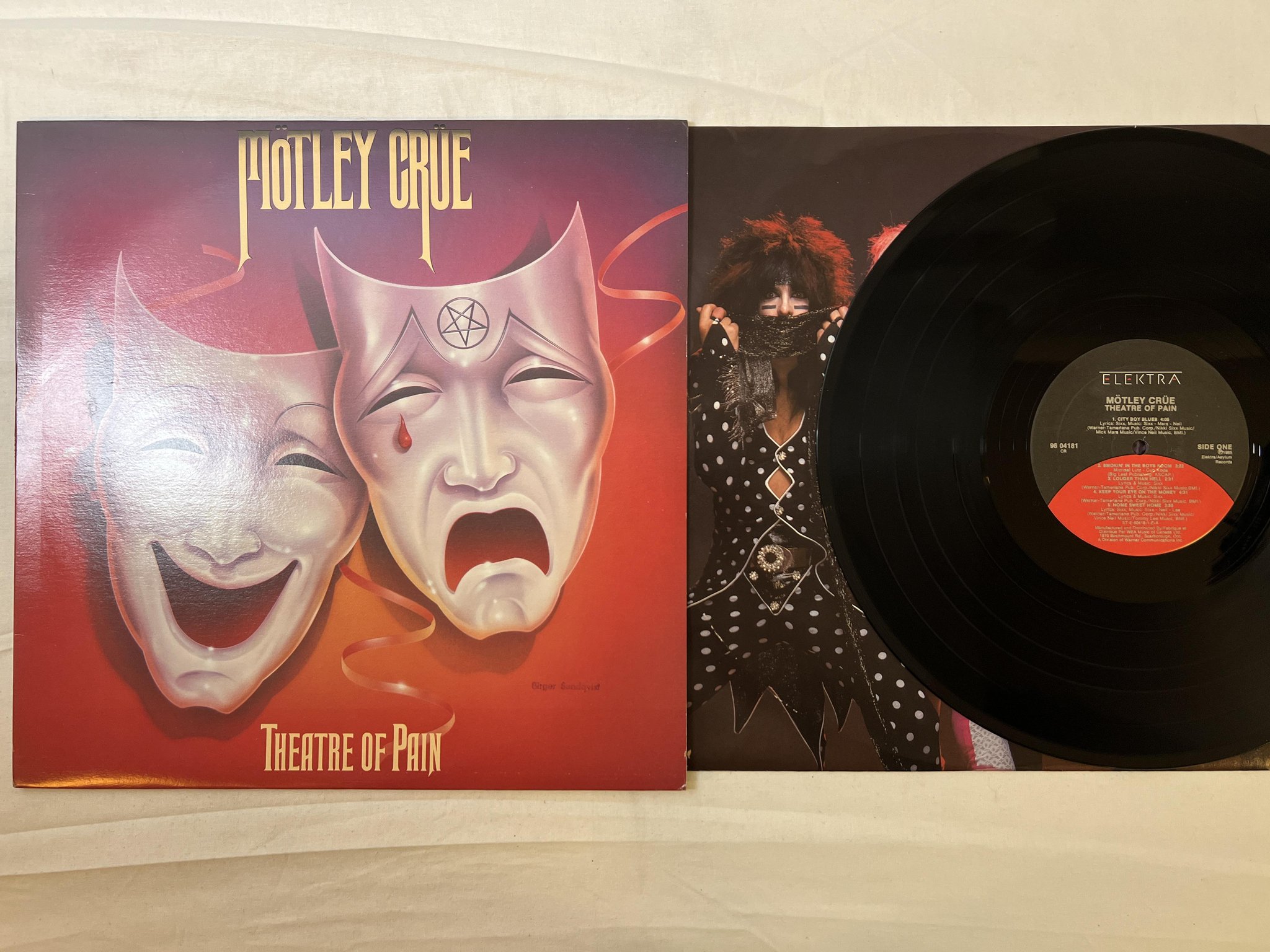 Omslagsbild för skivan MÖTLEY CRÜE theatre of pain LP -86 Can ELEKTRA 9604181
