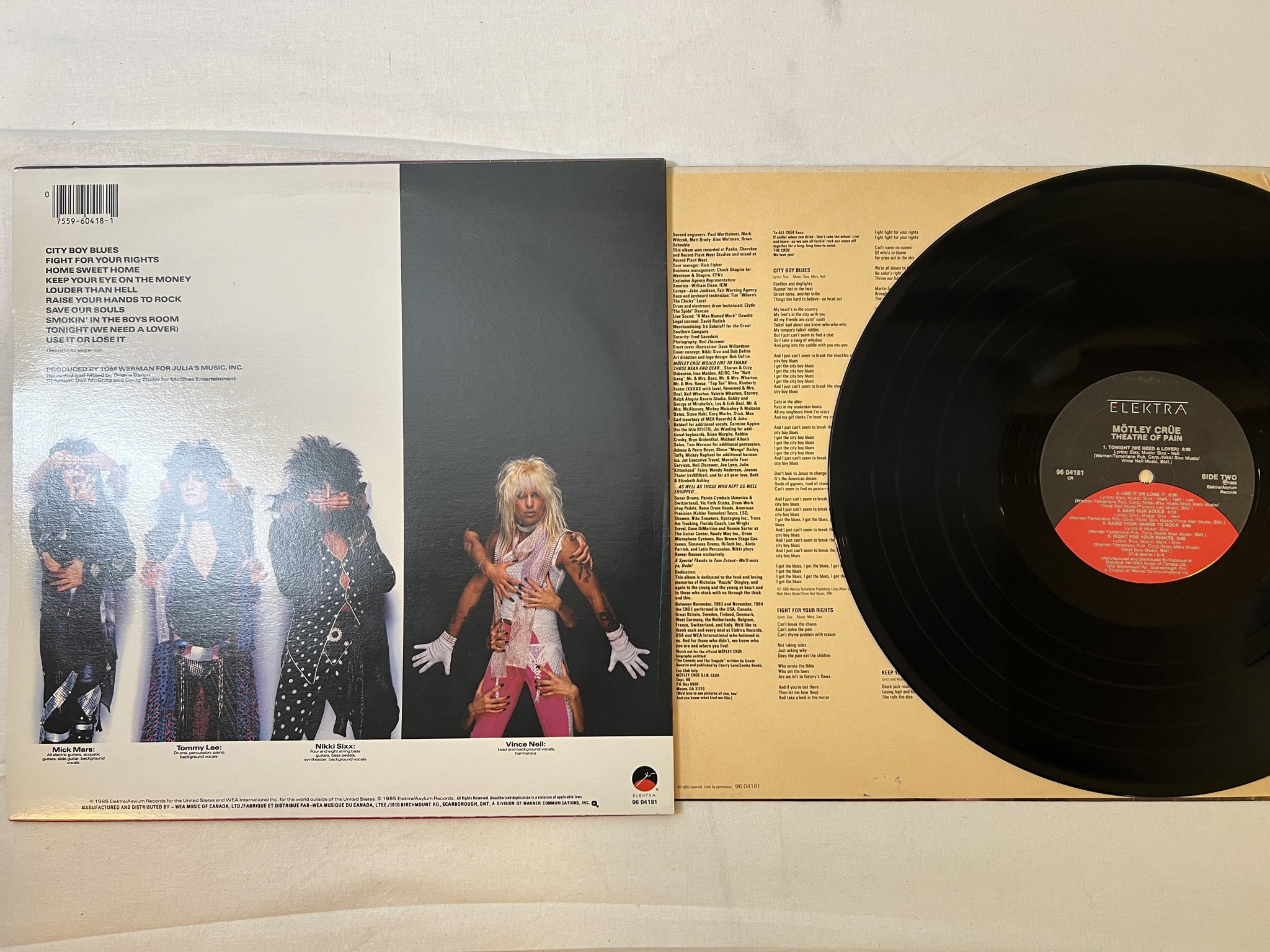 Omslagsbild för skivan MÖTLEY CRÜE theatre of pain LP -86 Can ELEKTRA 9604181