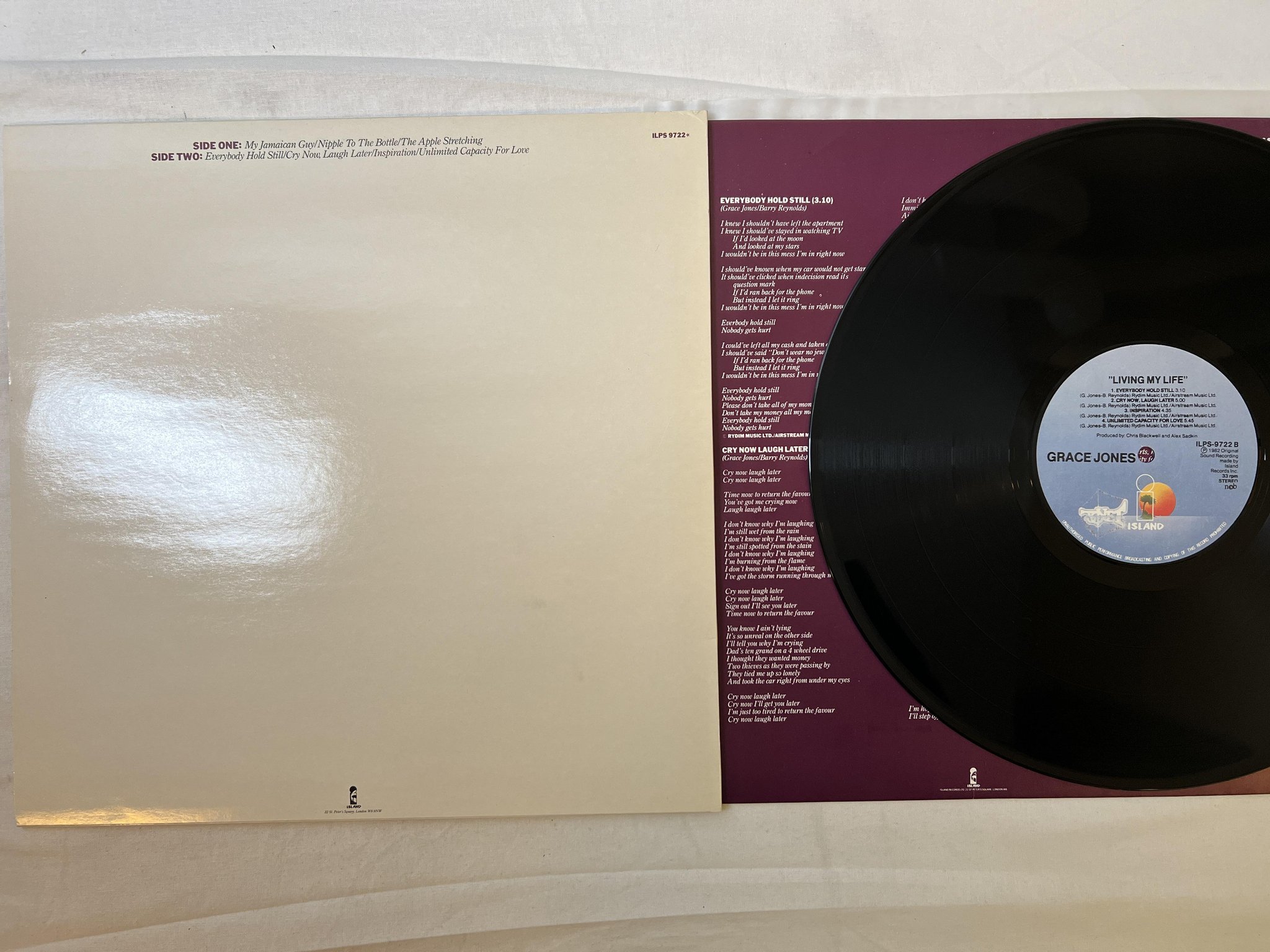 Omslagsbild för skivan GRACE JONES living my life LP -82 ncb ISLAND ILPS-9722