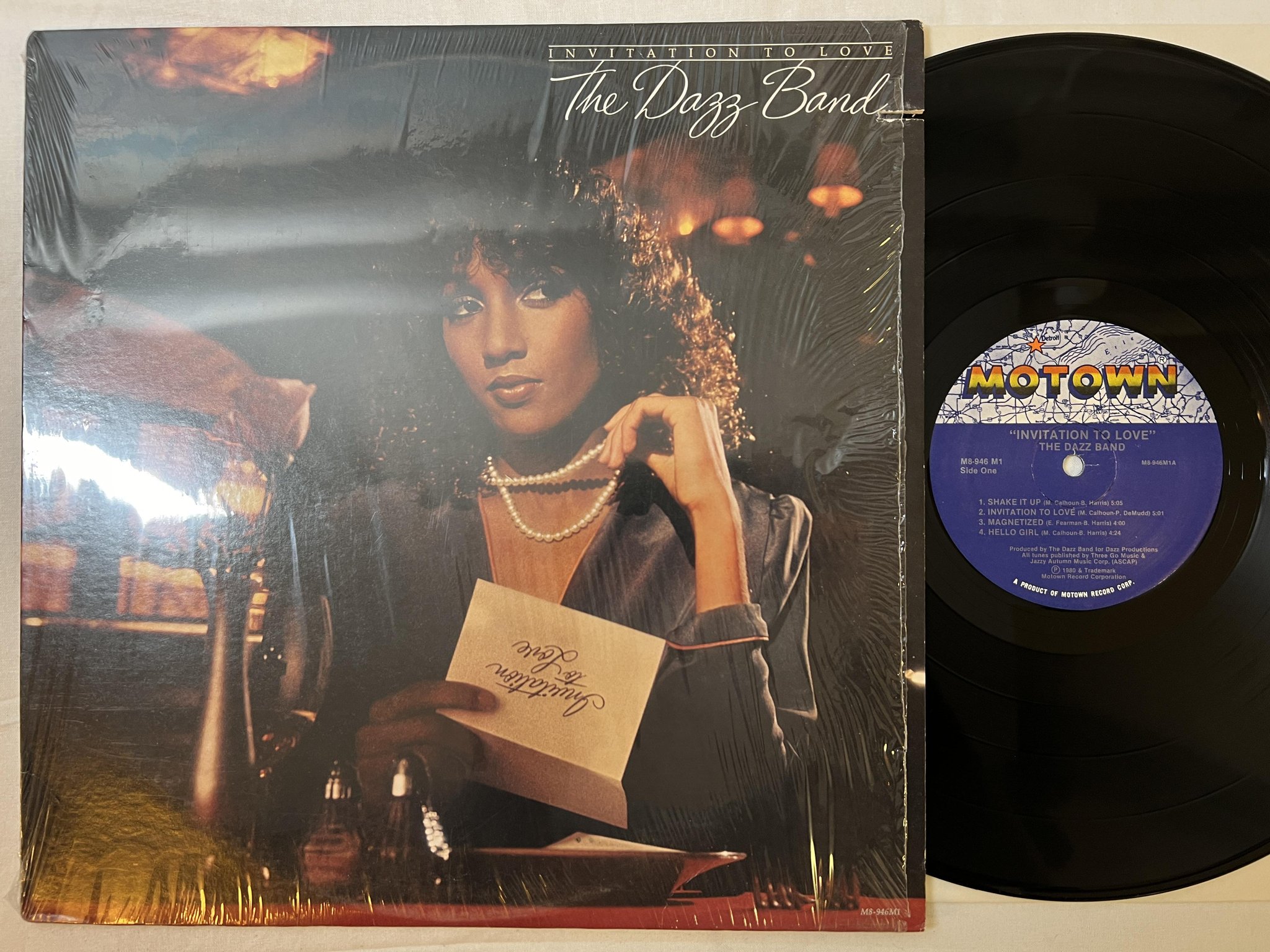 Omslagsbild för skivan THE DAZZ BAND invitation to love LP -80 US MOTOWN M8-946 M1