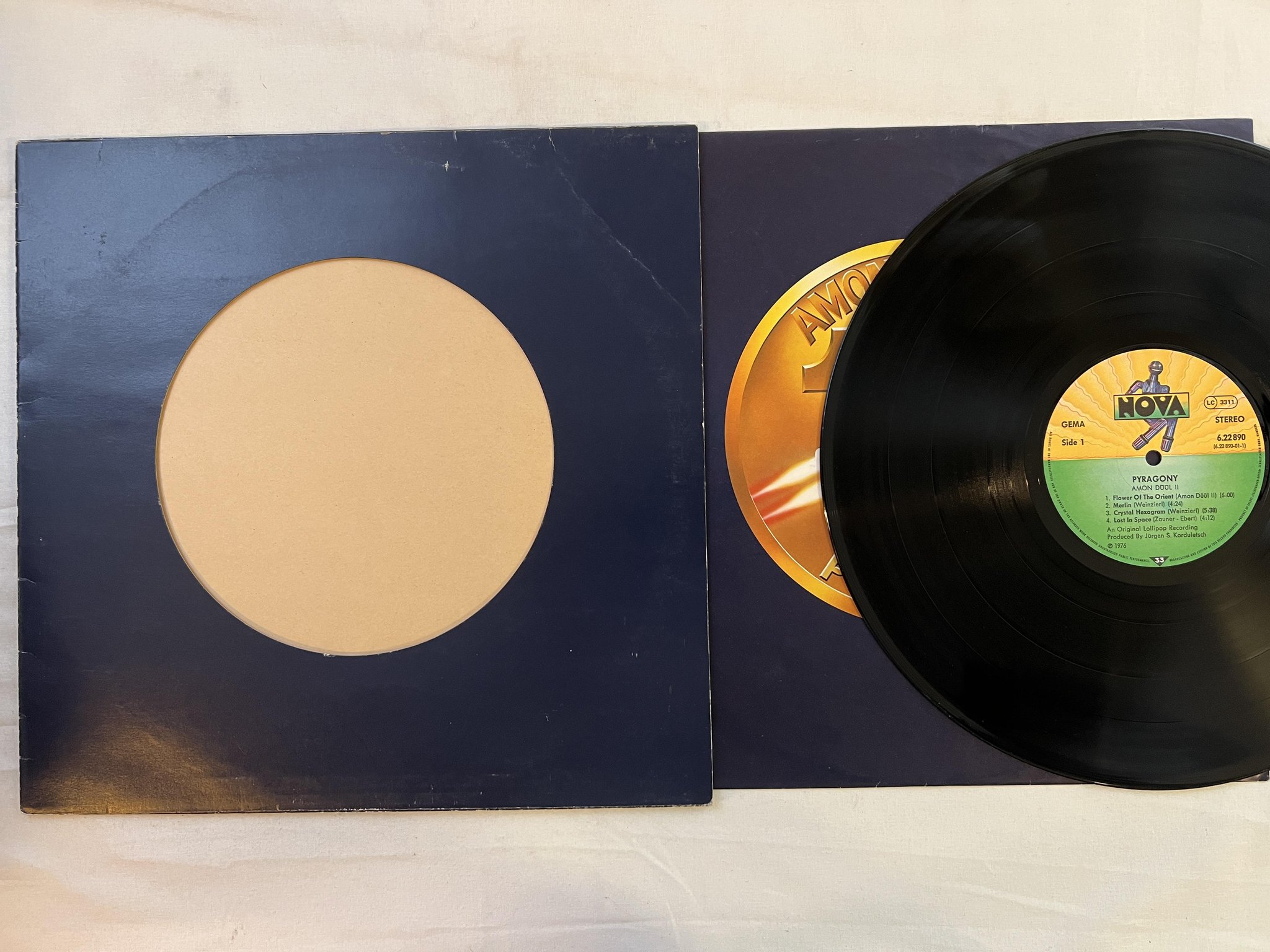 Omslagsbild för skivan AMON DUUL II pyragony LP -76 Ger NOVA 6.22890 AS ** die cut cover **