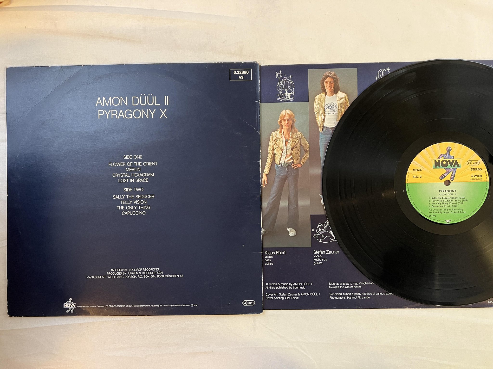 Omslagsbild för skivan AMON DUUL II pyragony LP -76 Ger NOVA 6.22890 AS ** die cut cover **