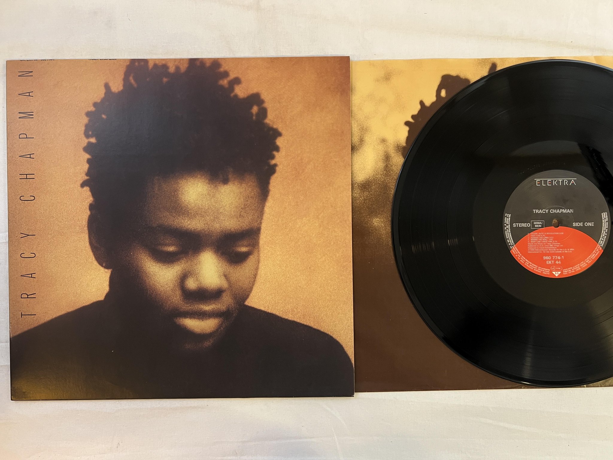 Omslagsbild för skivan TRACY CHAPMAN s/t LP -88 Ger ELEKTRA 960774-1 *** Talkin' bout a revolution ***